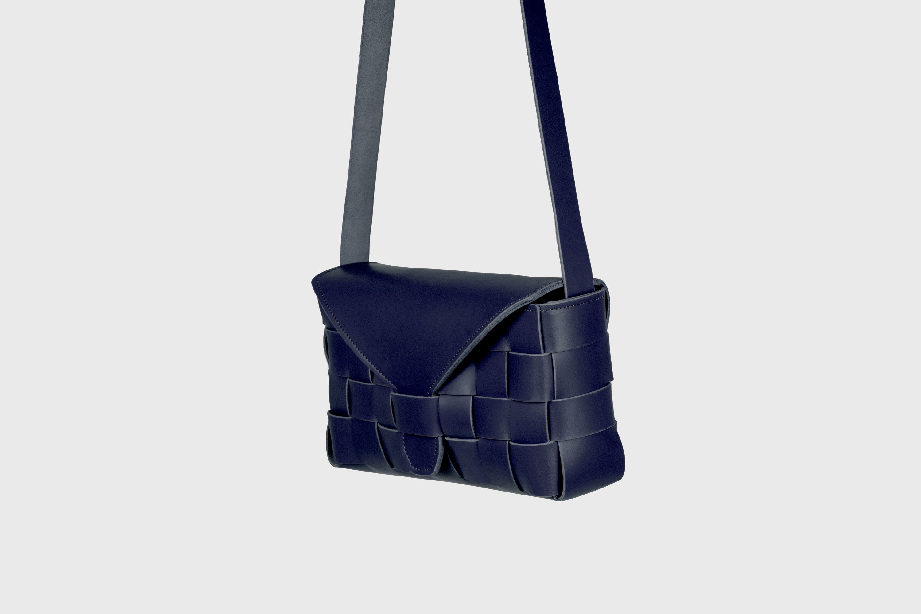 Saka Bag Big In Marine Blue Color In Vegetable Tanned Leather Woven Structure Design Atelier Madre Manuel Dreesmann Barcelona Spain