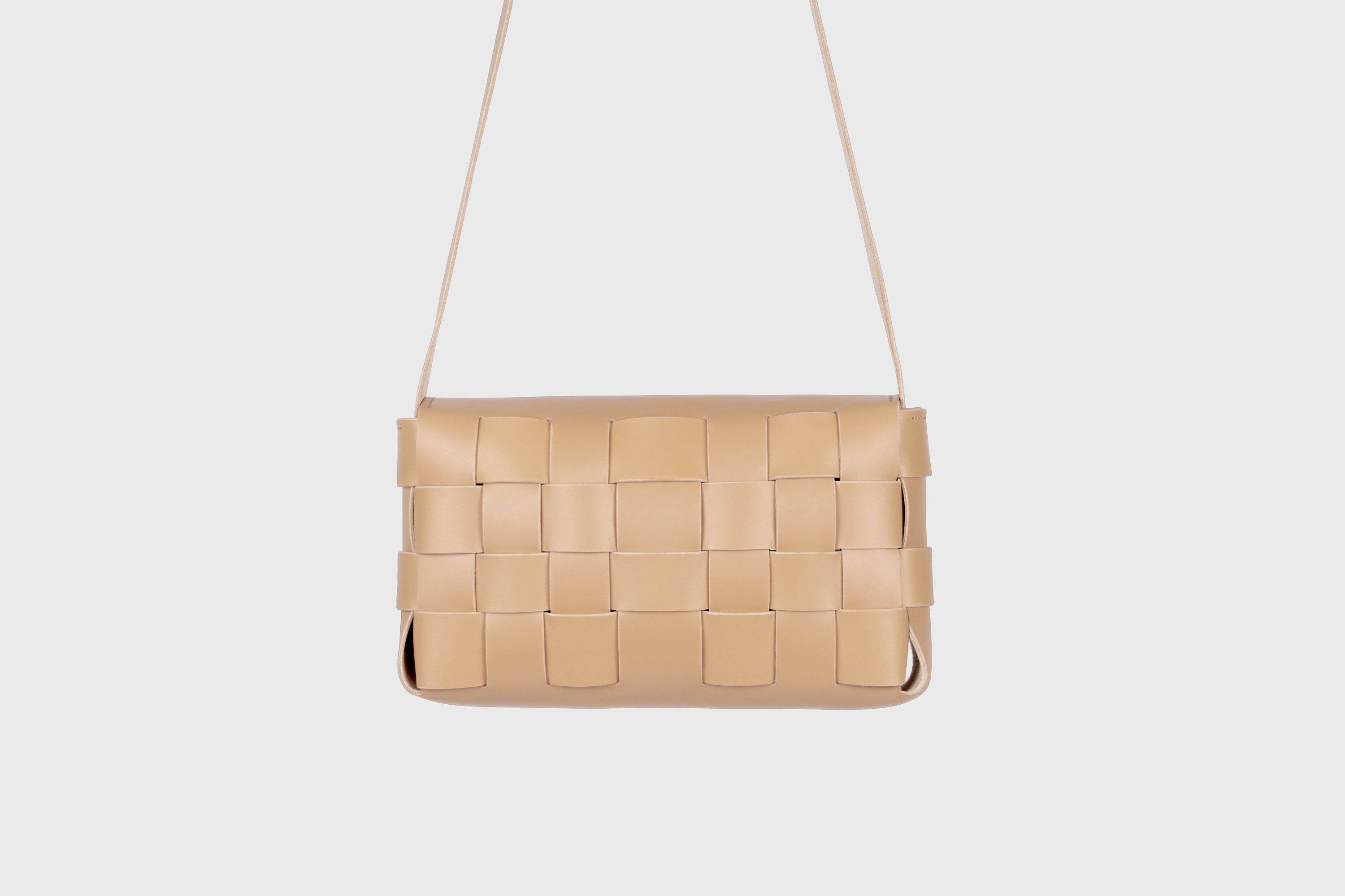 Saka Bag Big In Natural Color In Vegetable Tanned Leather Woven Structure Design Atelier Madre Manuel Dreesmann Barcelona Spain