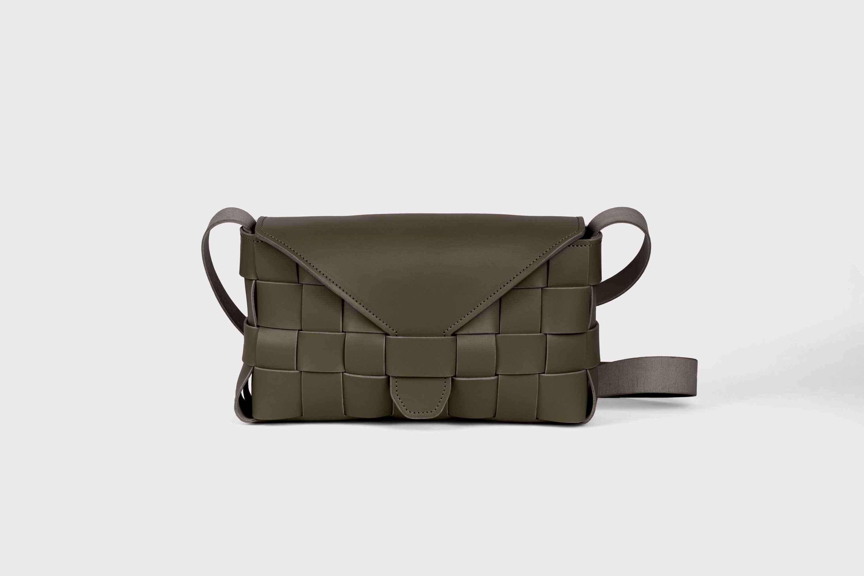 Saka Bag Big In Olive Green Color In Vegetable Tanned Leather Woven Structure Design Atelier Madre Manuel Dreesmann Barcelona Spain