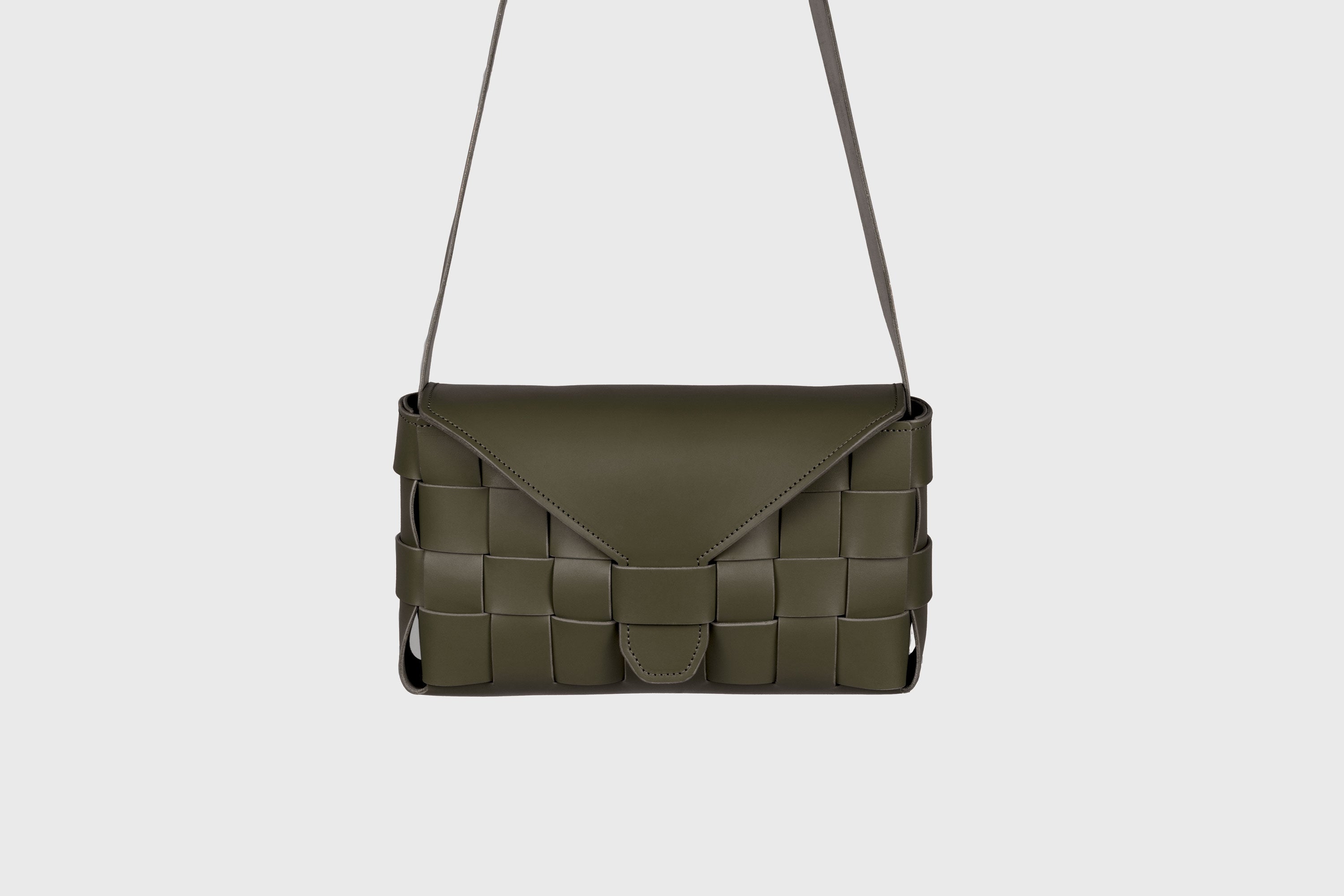 Saka Bag Big In Olive Green Color In Vegetable Tanned Leather Woven Structure Design Atelier Madre Manuel Dreesmann Barcelona Spain