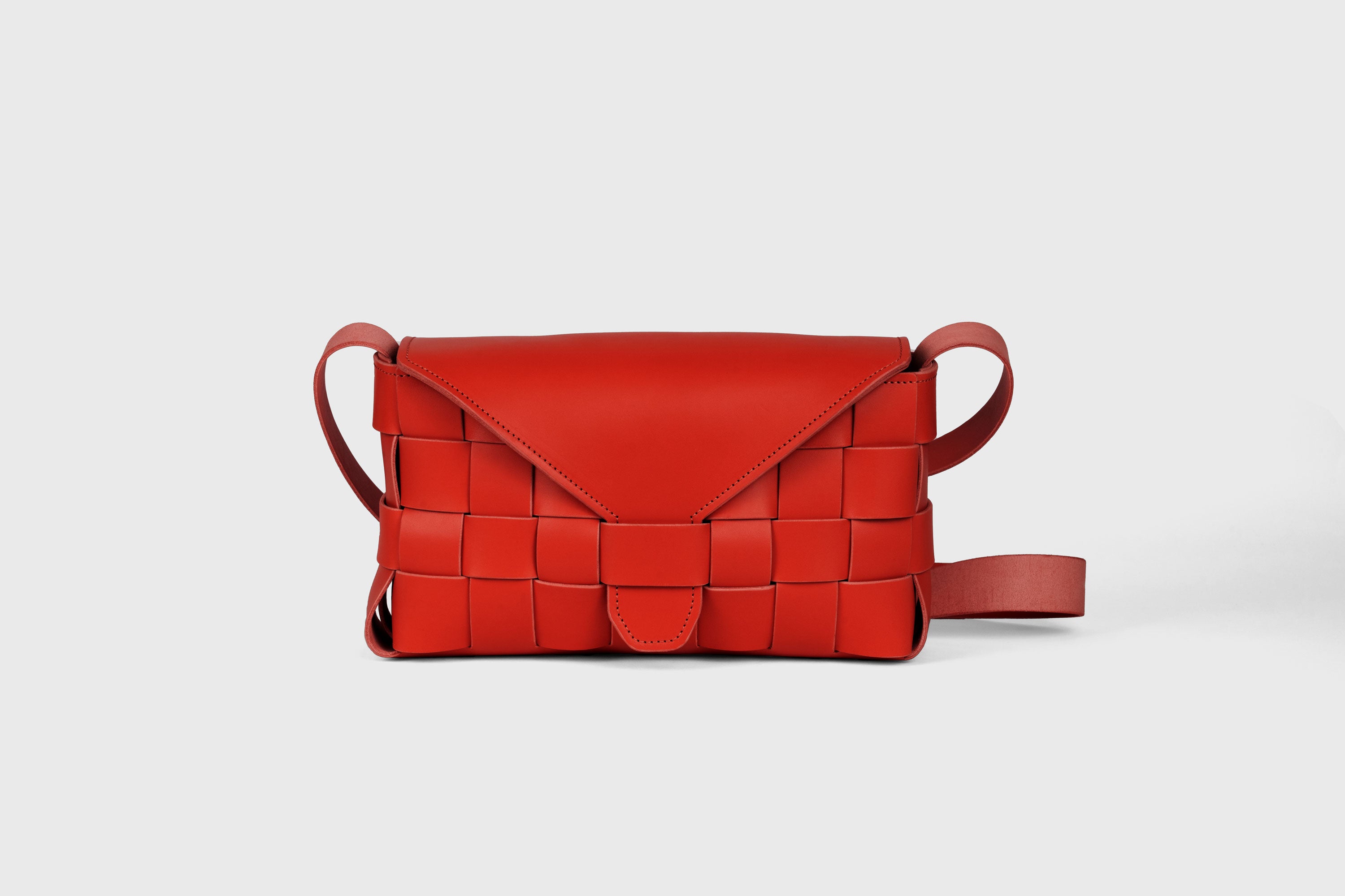 Saka Bag Big In Red Color In Vegetable Tanned Leather Woven Structure Design Atelier Madre Manuel Dreesmann Barcelona Spain