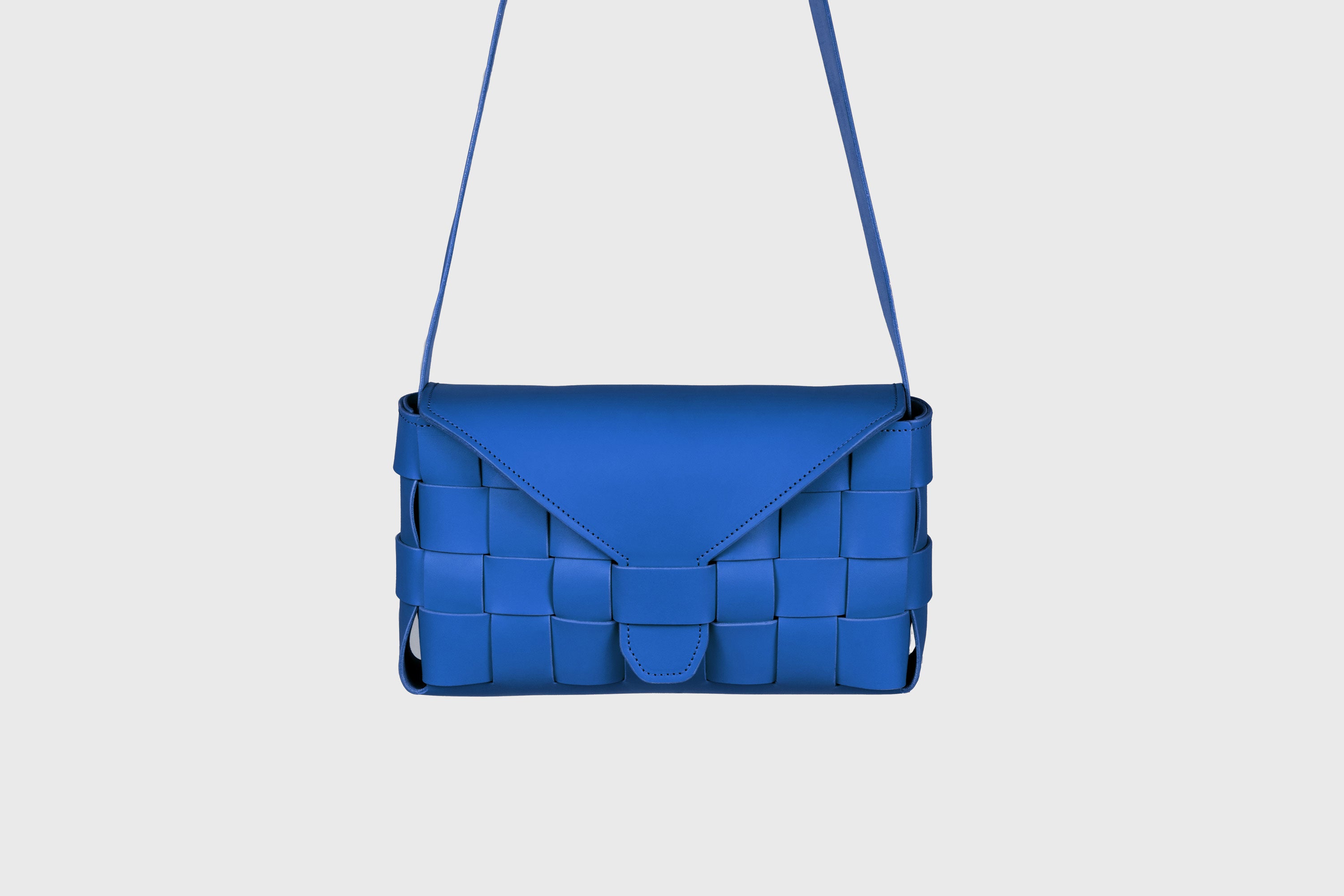 Saka Bag Big In Royal Blue Color In Vegetable Tanned Leather Woven Structure Design Atelier Madre Manuel Dreesmann Barcelona Spain