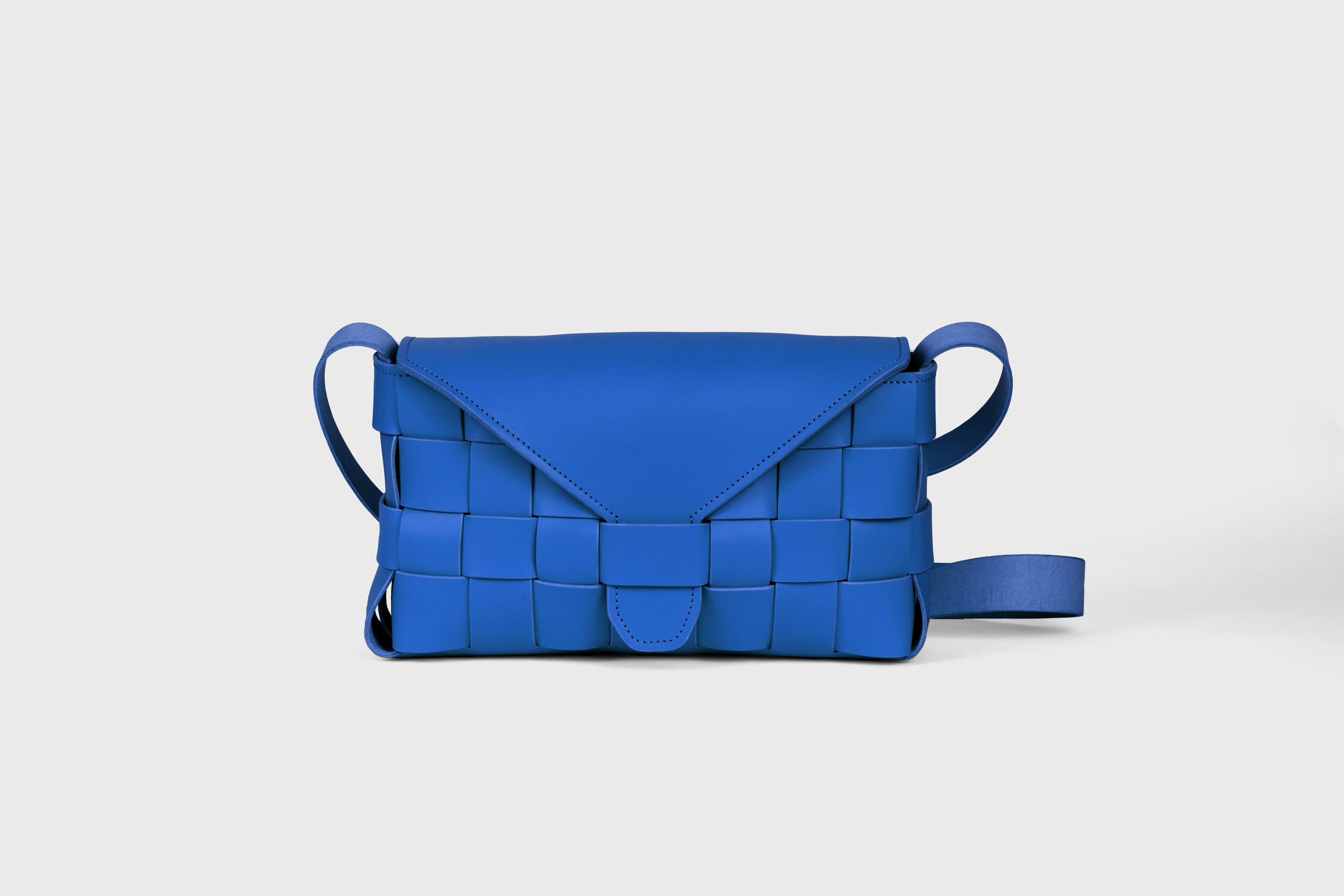 Saka Bag Big In Royal Blue Color In Vegetable Tanned Leather Woven Structure Design Atelier Madre Manuel Dreesmann Barcelona Spain