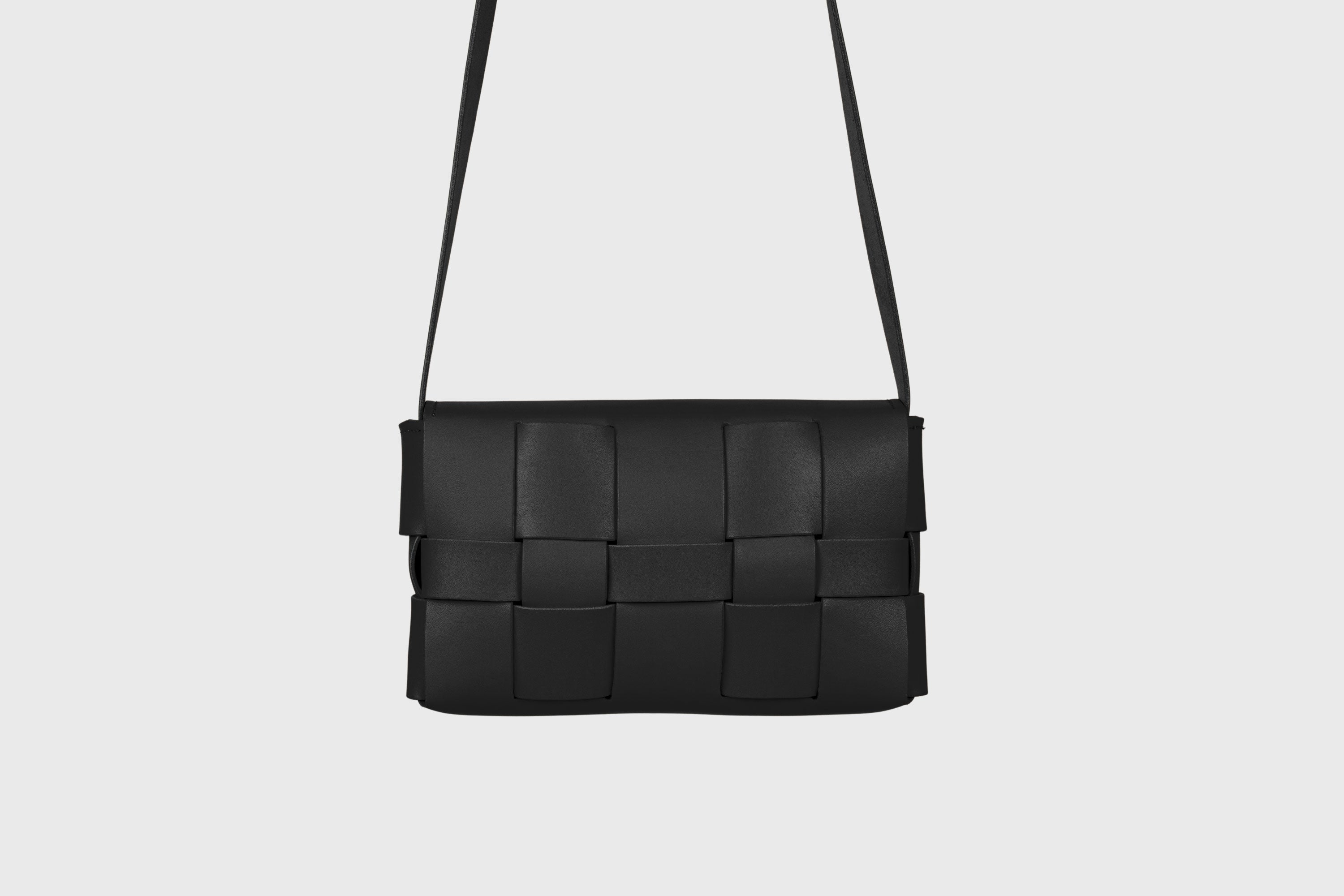 Saka Bag Regular In Black Color In Vegetable Tanned Full Grain Leather Woven Structure Design Atelier Madre Manuel Dreesmann Barcelona Spain