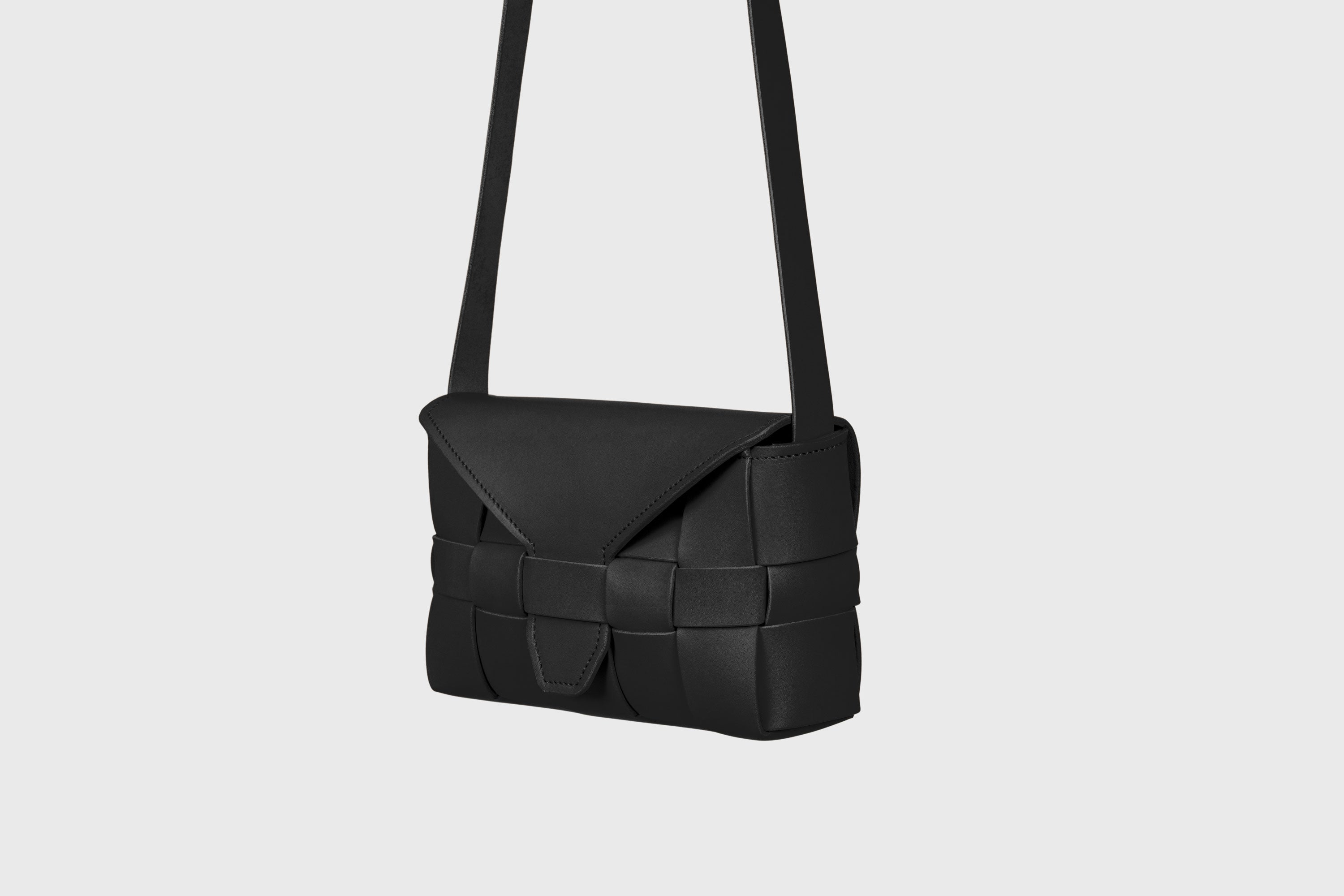 Saka Bag Regular In Black Color In Vegetable Tanned Full Grain Leather Woven Structure Design Atelier Madre Manuel Dreesmann Barcelona Spain