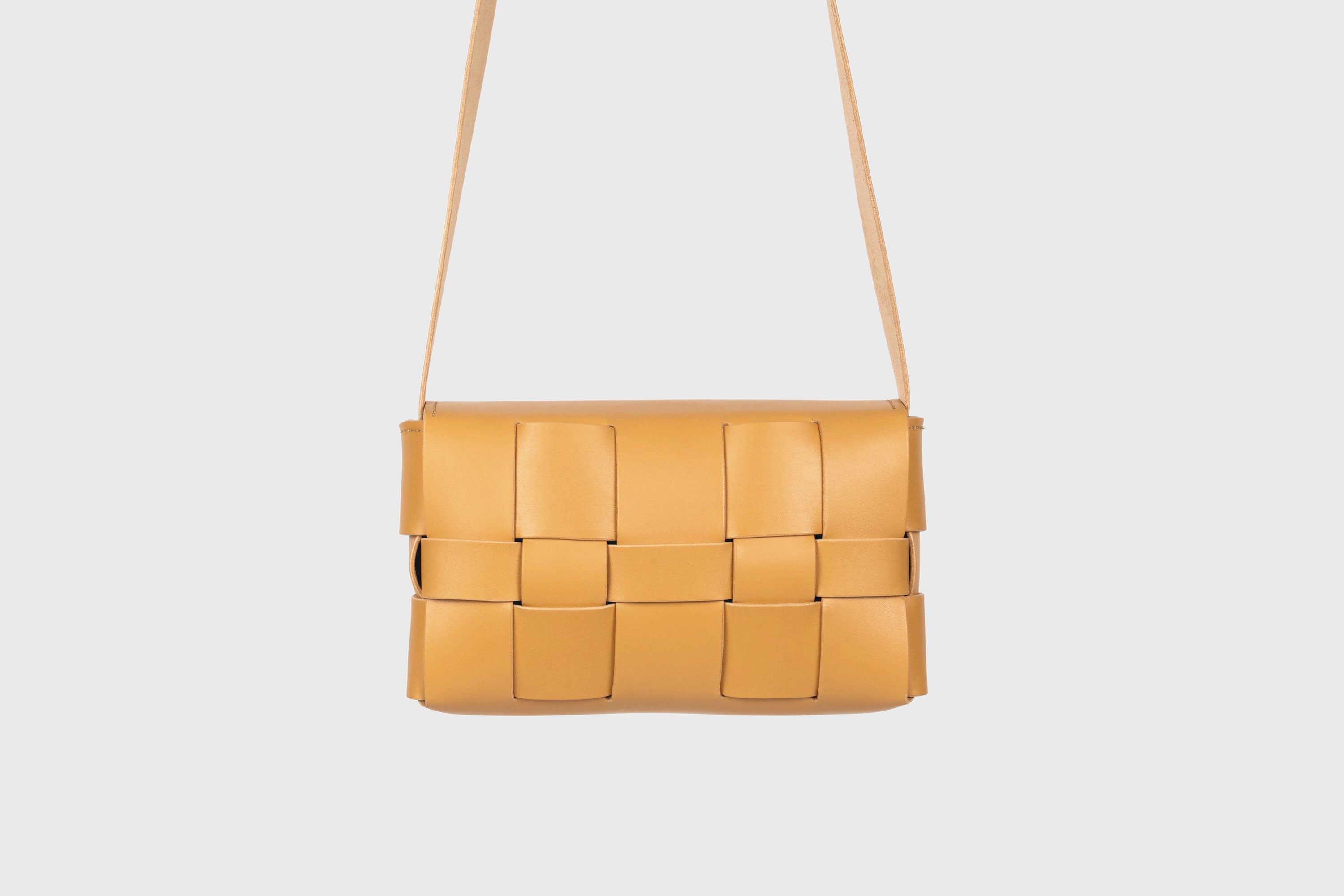 Saka Bag Regular In Brown Color In Vegetable Tanned Full Grain Leather Woven Structure Design Atelier Madre Manuel Dreesmann Barcelona Spain
