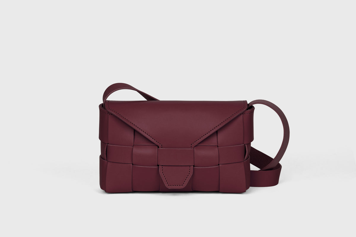 Saka Burgundy Colour Leather Vegetable Tanned Modern Minimal Design Premium Quality Atelier Madre Manuel Dreesmann Barcelona 1