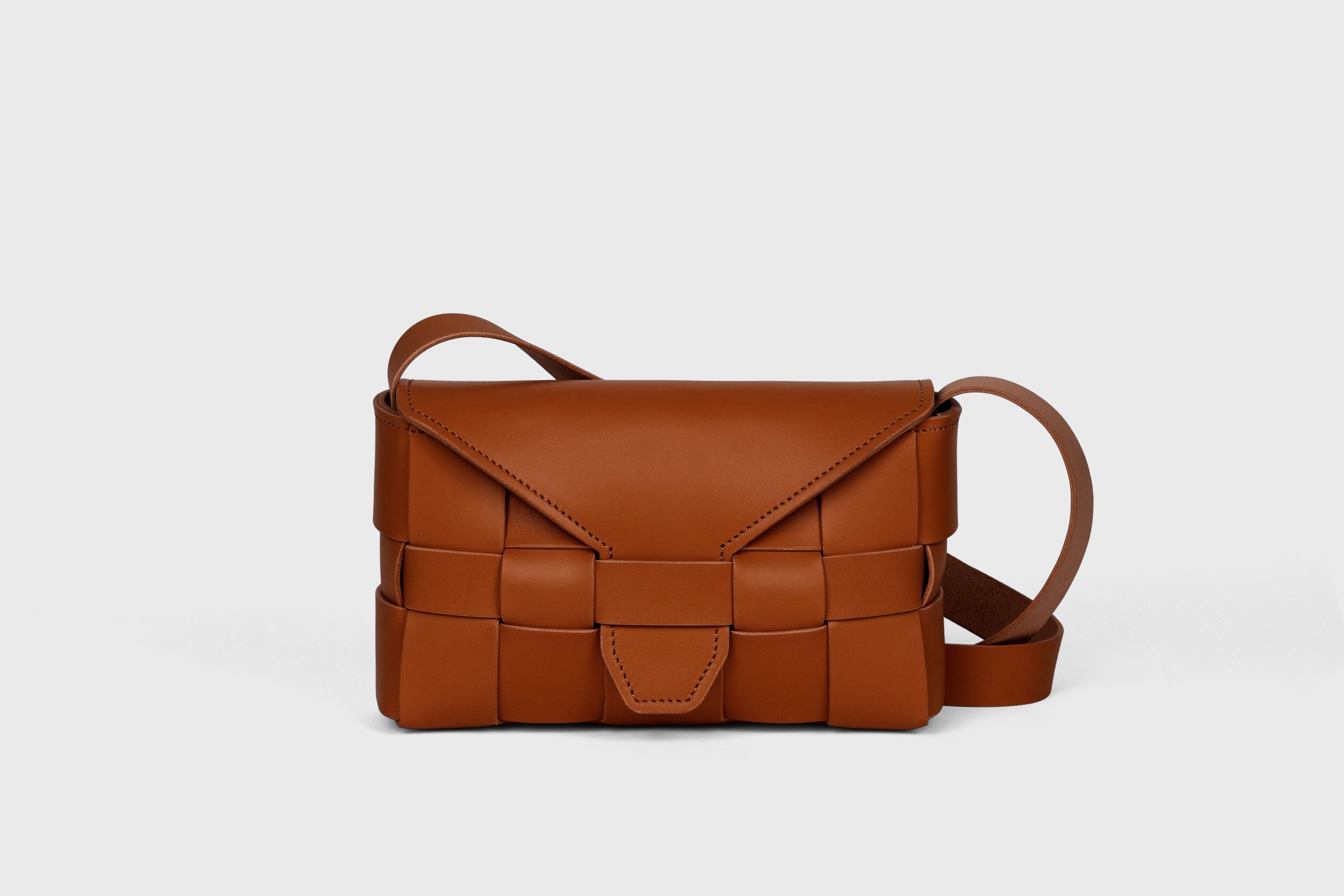 Saka Bag Regular In Dark Brown Color In Vegetable Tanned Full Grain Leather Woven Structure Design Atelier Madre Manuel Dreesmann Barcelona Spain