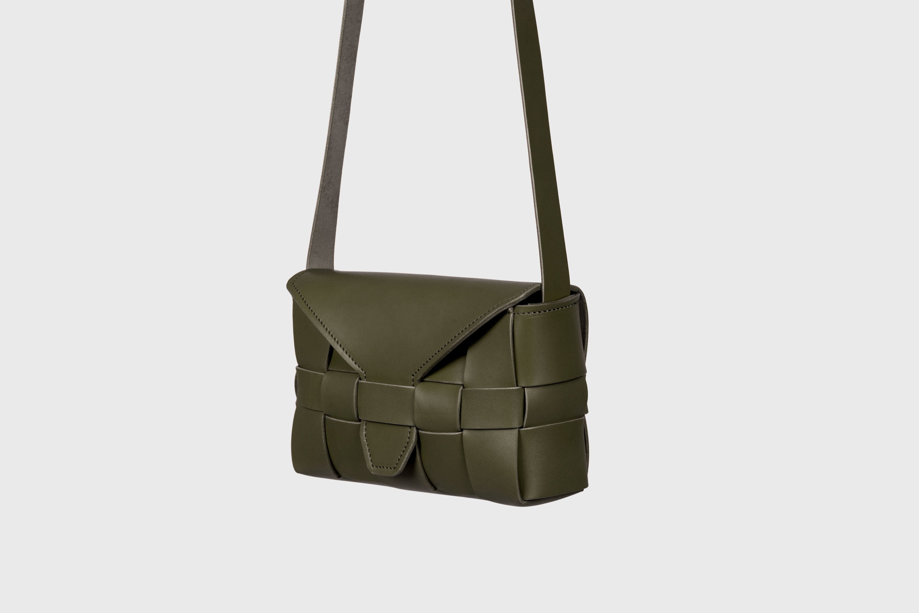 Saka Bag Regular In Olive Green Color In Vegetable Tanned Full Grain Leather Woven Structure Design Atelier Madre Manuel Dreesmann Barcelona Spain