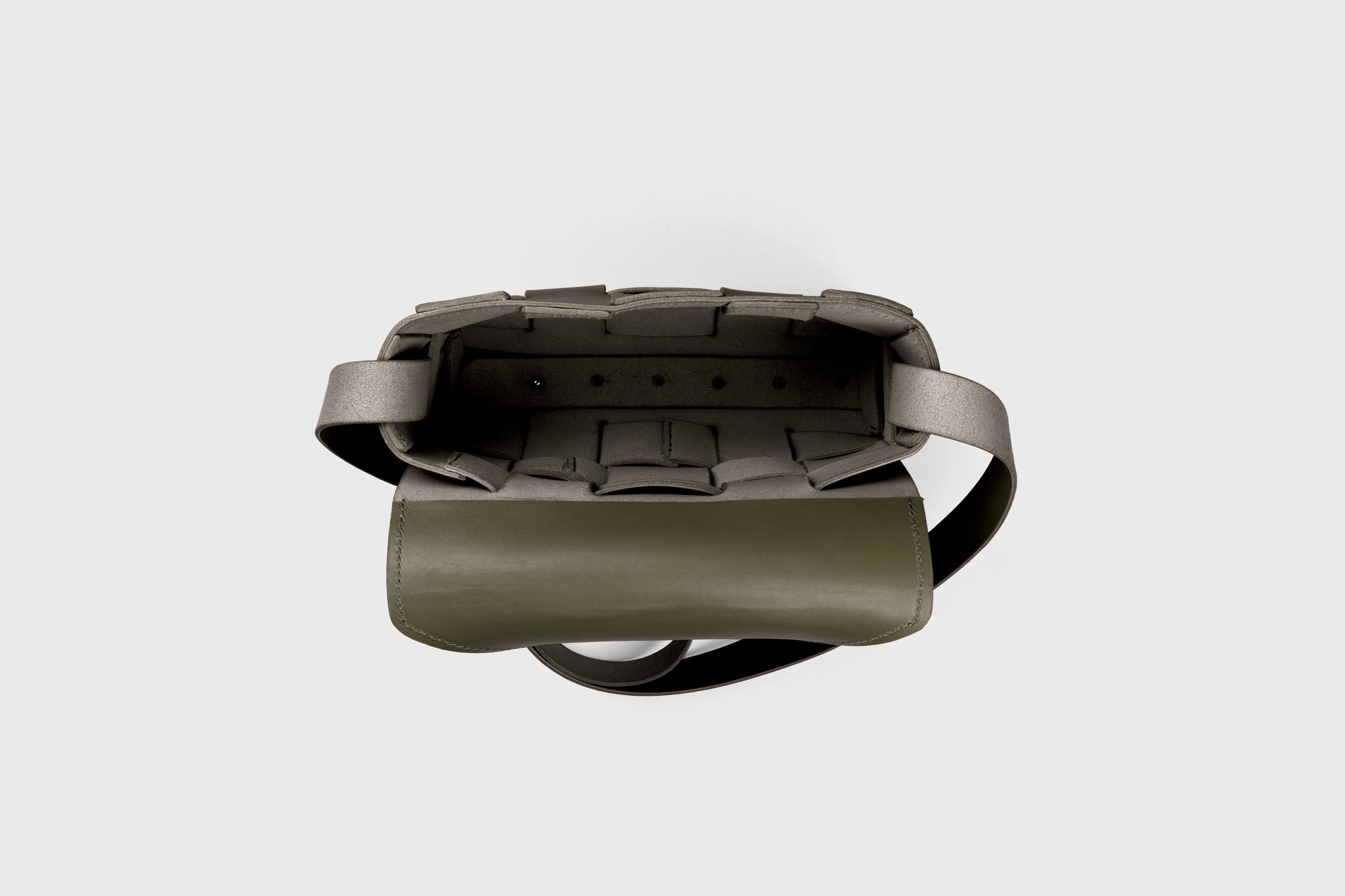Saka Bag Regular In Olive Green Color In Vegetable Tanned Full Grain Leather Woven Structure Design Atelier Madre Manuel Dreesmann Barcelona Spain