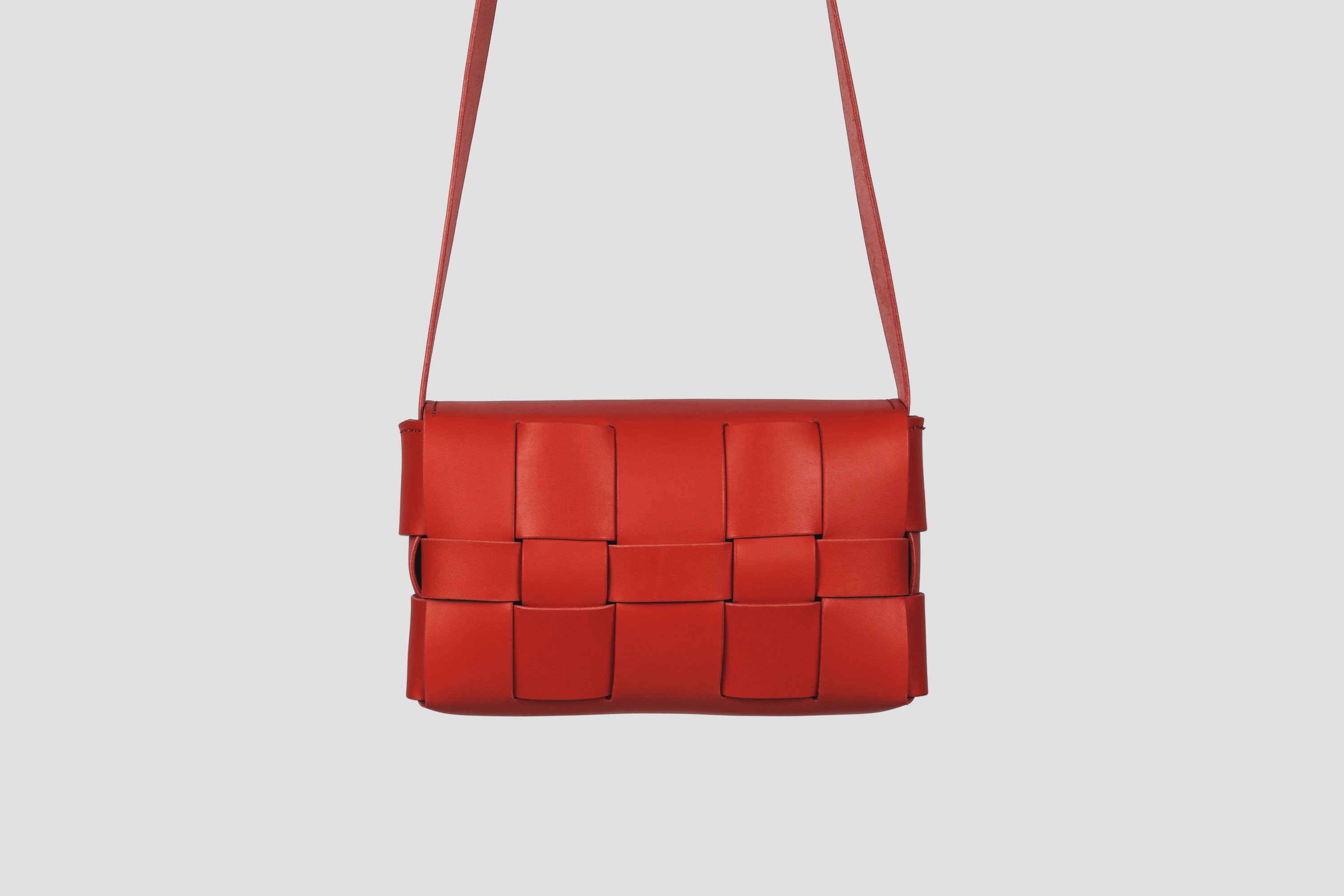 Saka Bag Regular In Red Color In Vegetable Tanned Full Grain Leather Woven Structure Design Atelier Madre Manuel Dreesmann Barcelona Spain