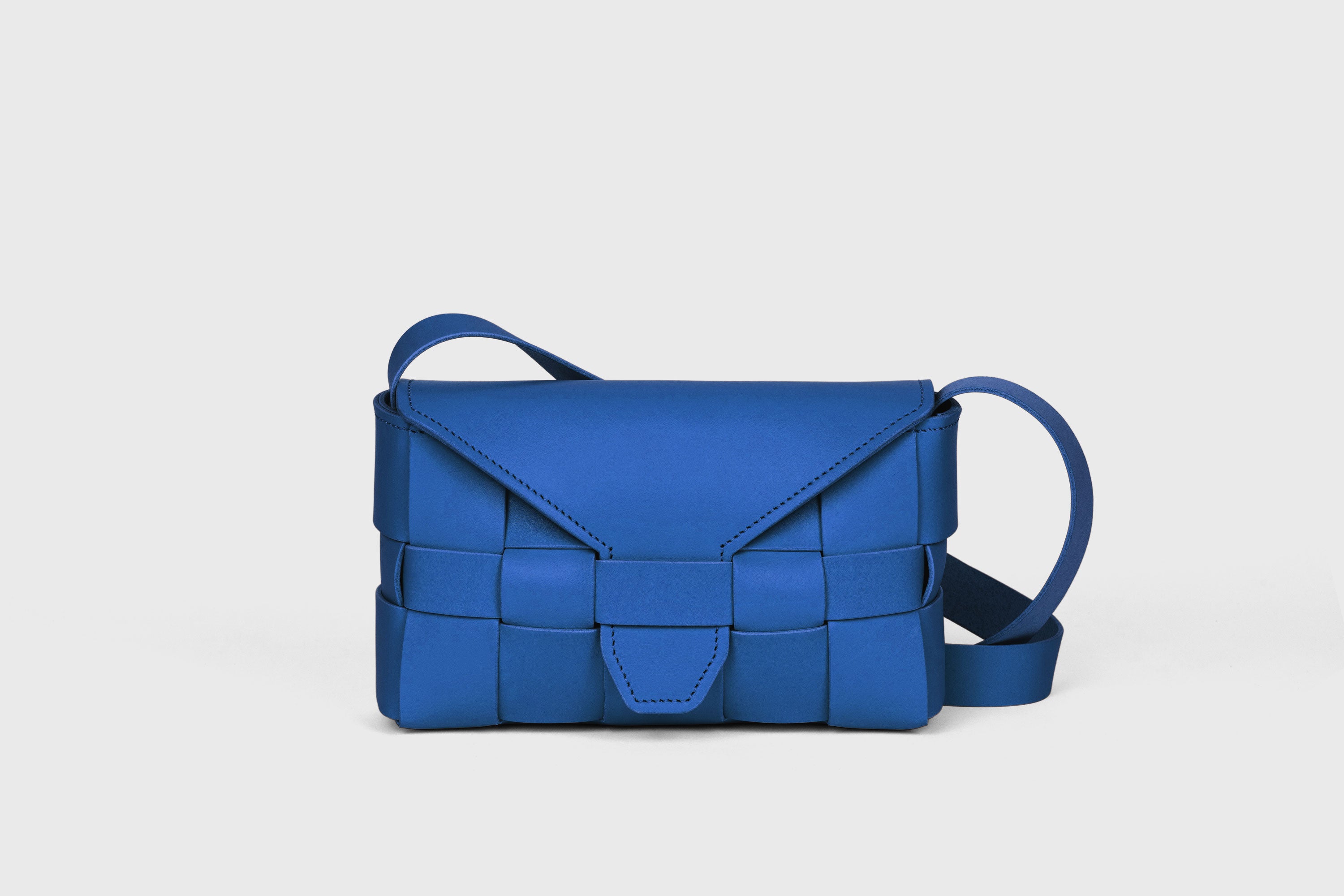 Saka Bag Regular In Royal Blue Color In Vegetable Tanned Full Grain Leather Woven Structure Design Atelier Madre Manuel Dreesmann Barcelona Spain