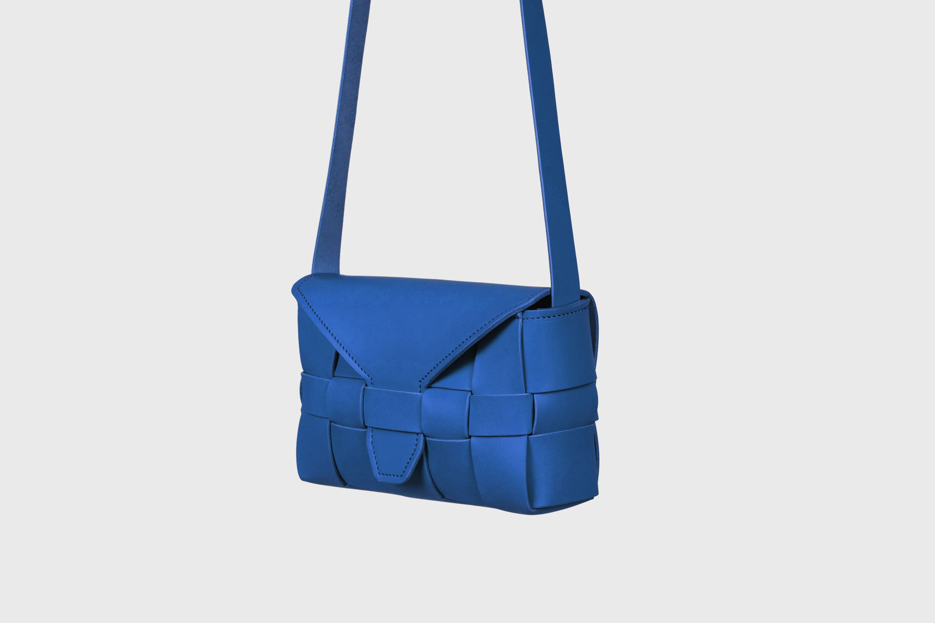 Saka Bag Regular In Royal Blue Color In Vegetable Tanned Full Grain Leather Woven Structure Design Atelier Madre Manuel Dreesmann Barcelona Spain