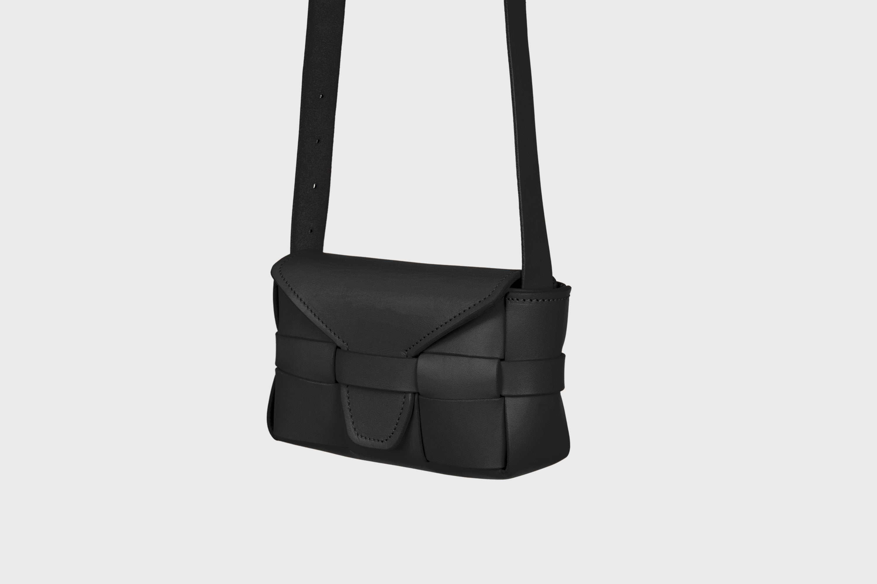 Saka Bag Small In Black Color In Vegetable Tanned Full Grain Leather Woven Structure Design Atelier Madre Manuel Dreesmann Barcelona Spain