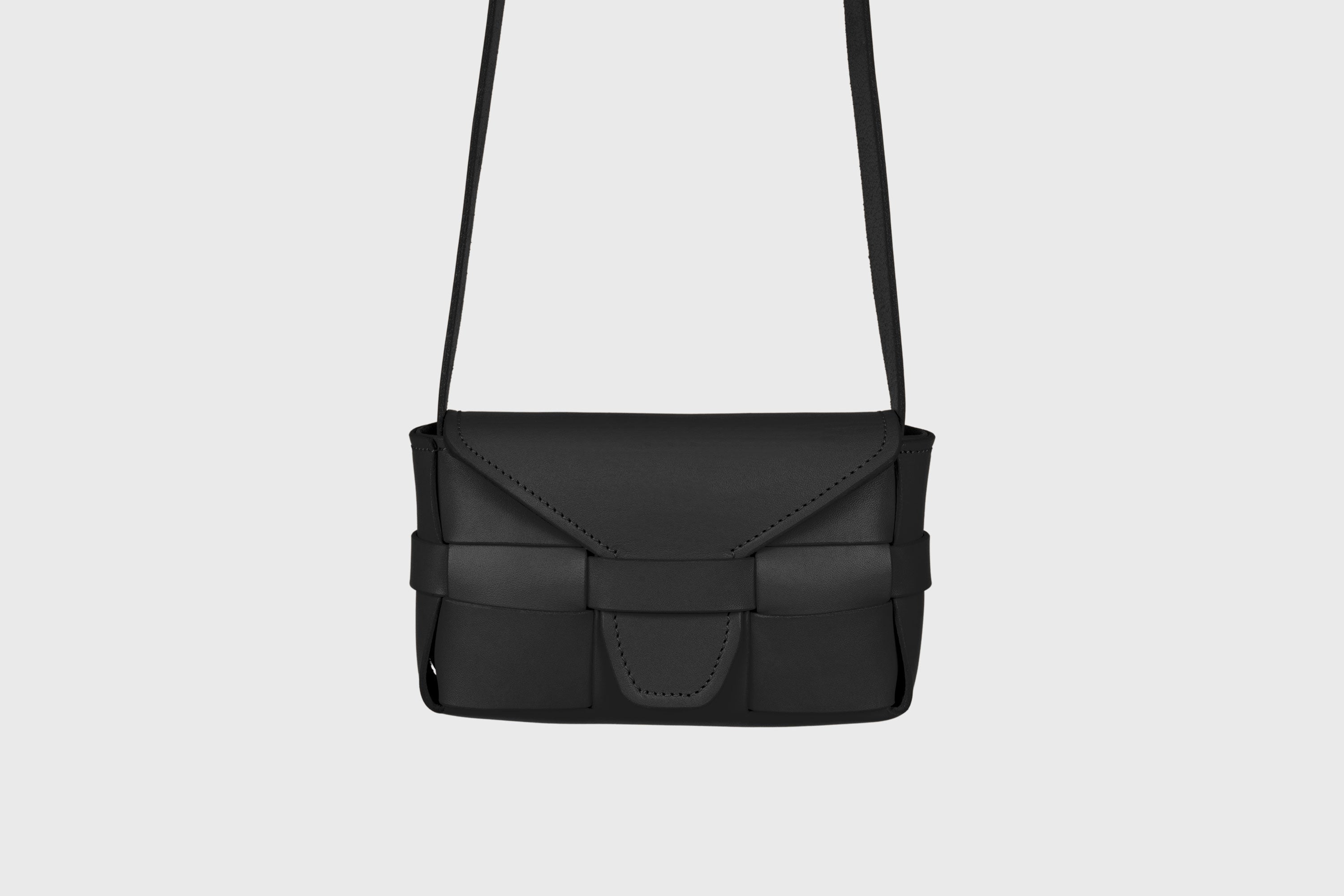Saka Bag Small In Black Color In Vegetable Tanned Full Grain Leather Woven Structure Design Atelier Madre Manuel Dreesmann Barcelona Spain