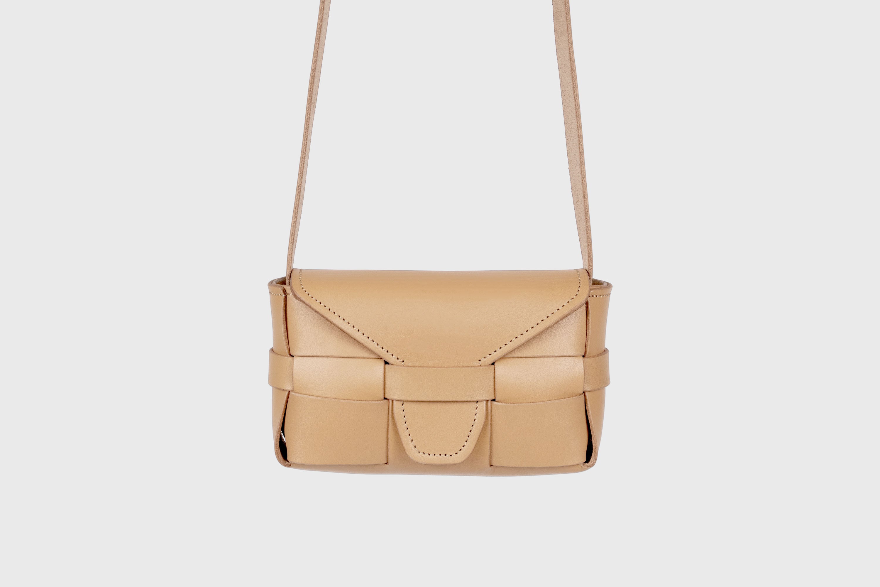 Saka Bag Small In Natural Color In Vegetable Tanned Full Grain Leather Woven Structure Design Atelier Madre Manuel Dreesmann Barcelona Spain