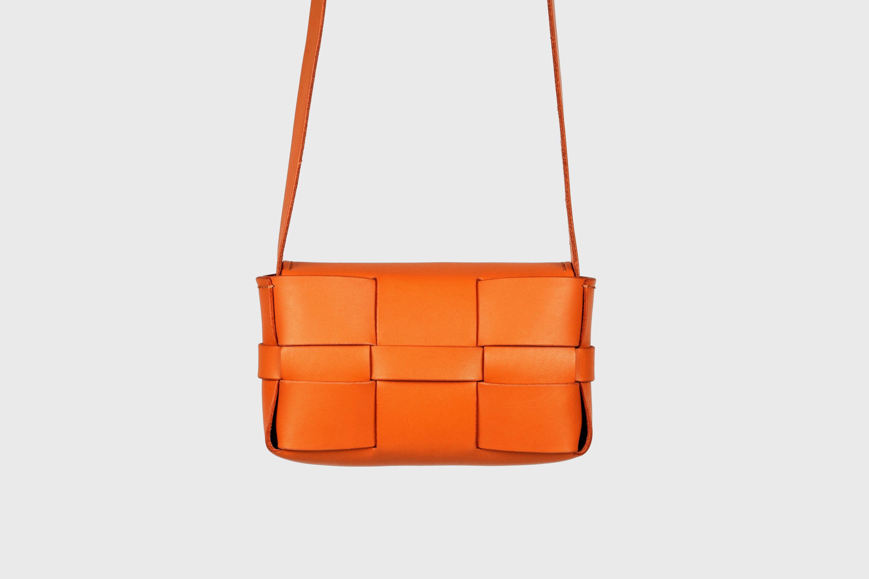 Saka Bag Small In Orange Color In Vegetable Tanned Full Grain Leather Woven Structure Design Atelier Madre Manuel Dreesmann Barcelona Spain