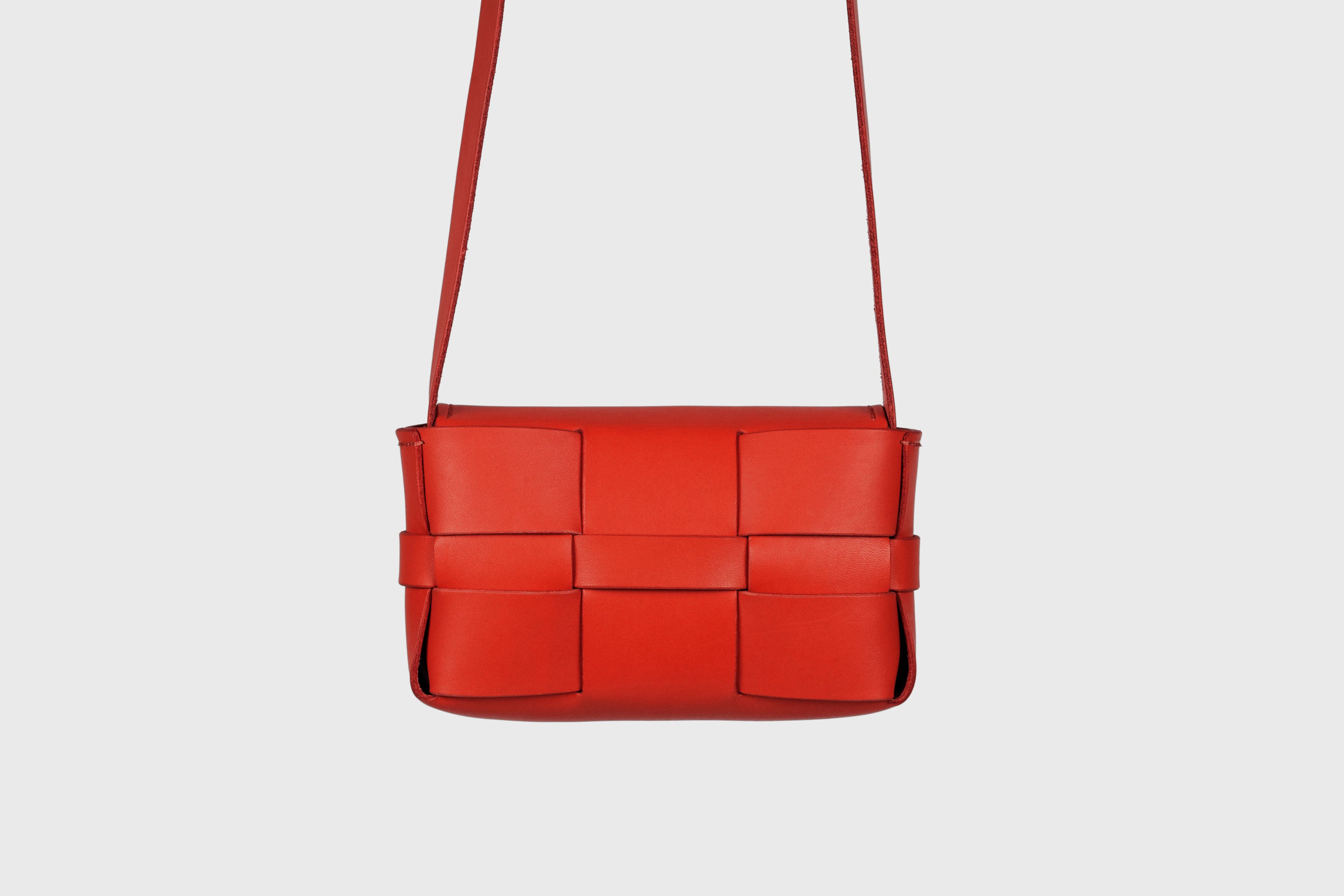 Saka Bag Small In Red Color In Vegetable Tanned Full Grain Leather Woven Structure Design Atelier Madre Manuel Dreesmann Barcelona Spain