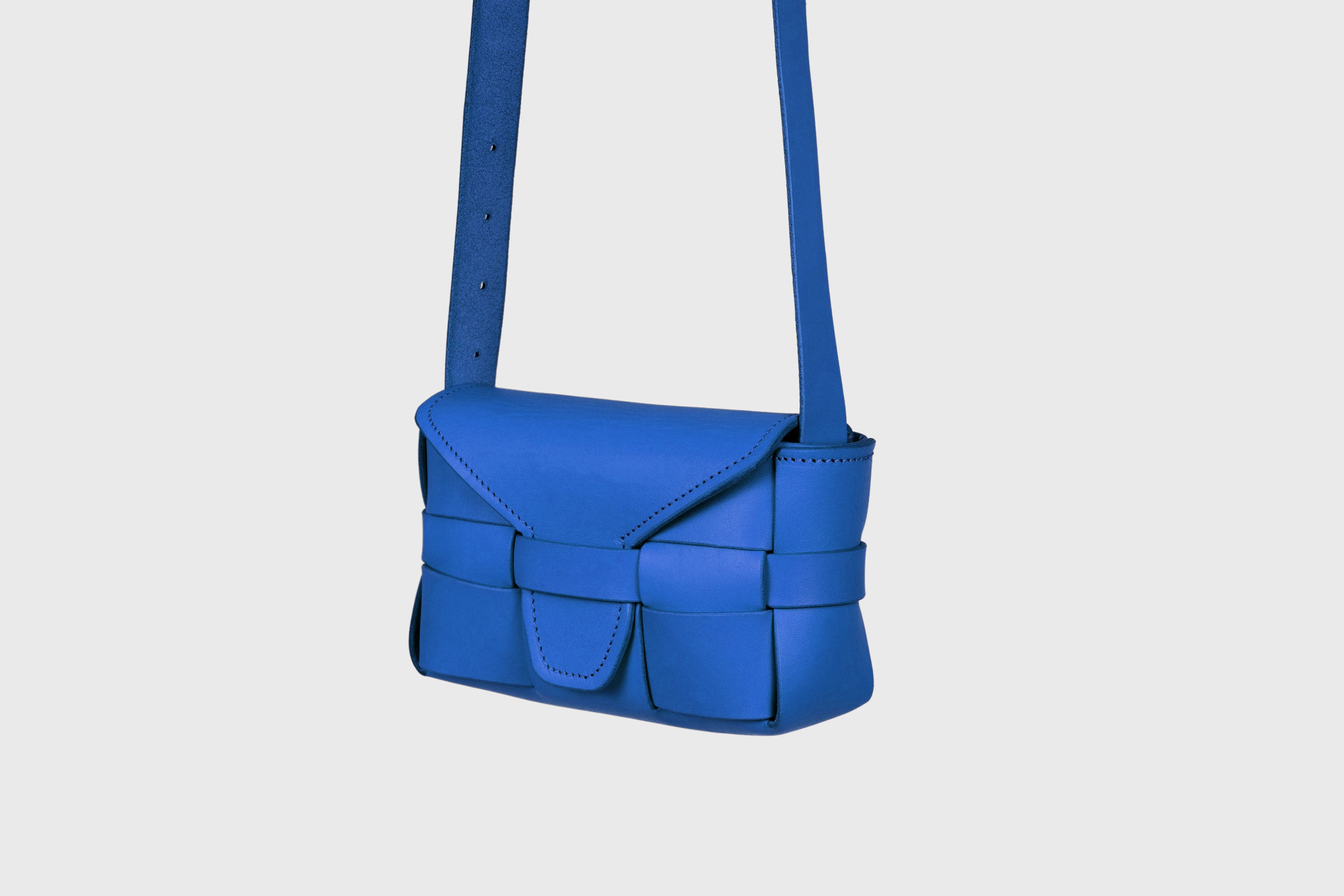 Saka Bag Small In Royal Blue Color In Vegetable Tanned Full Grain Leather Woven Structure Design Atelier Madre Manuel Dreesmann Barcelona Spain