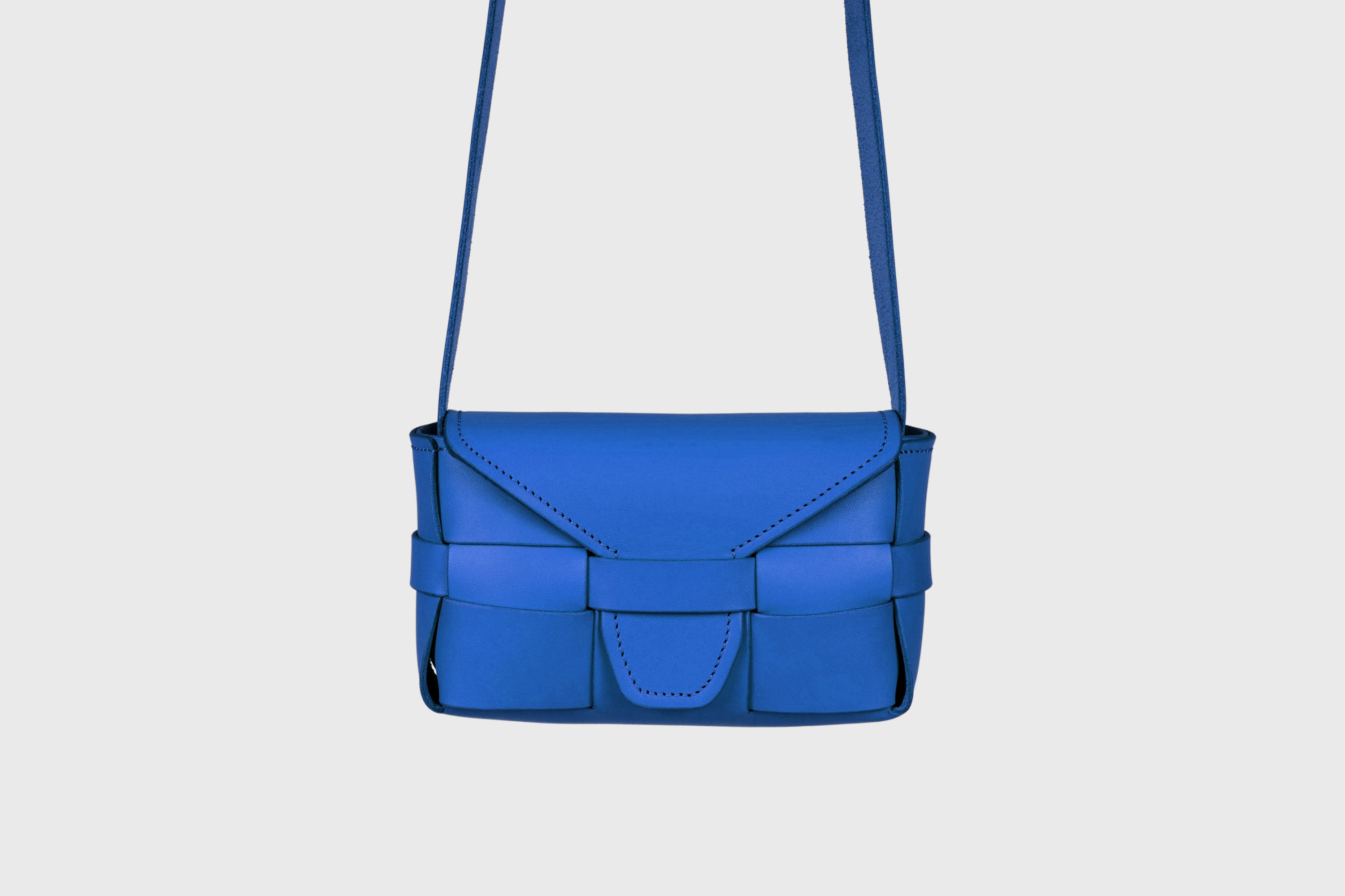 Saka Bag Small In Royal Blue Color In Vegetable Tanned Full Grain Leather Woven Structure Design Atelier Madre Manuel Dreesmann Barcelona Spain