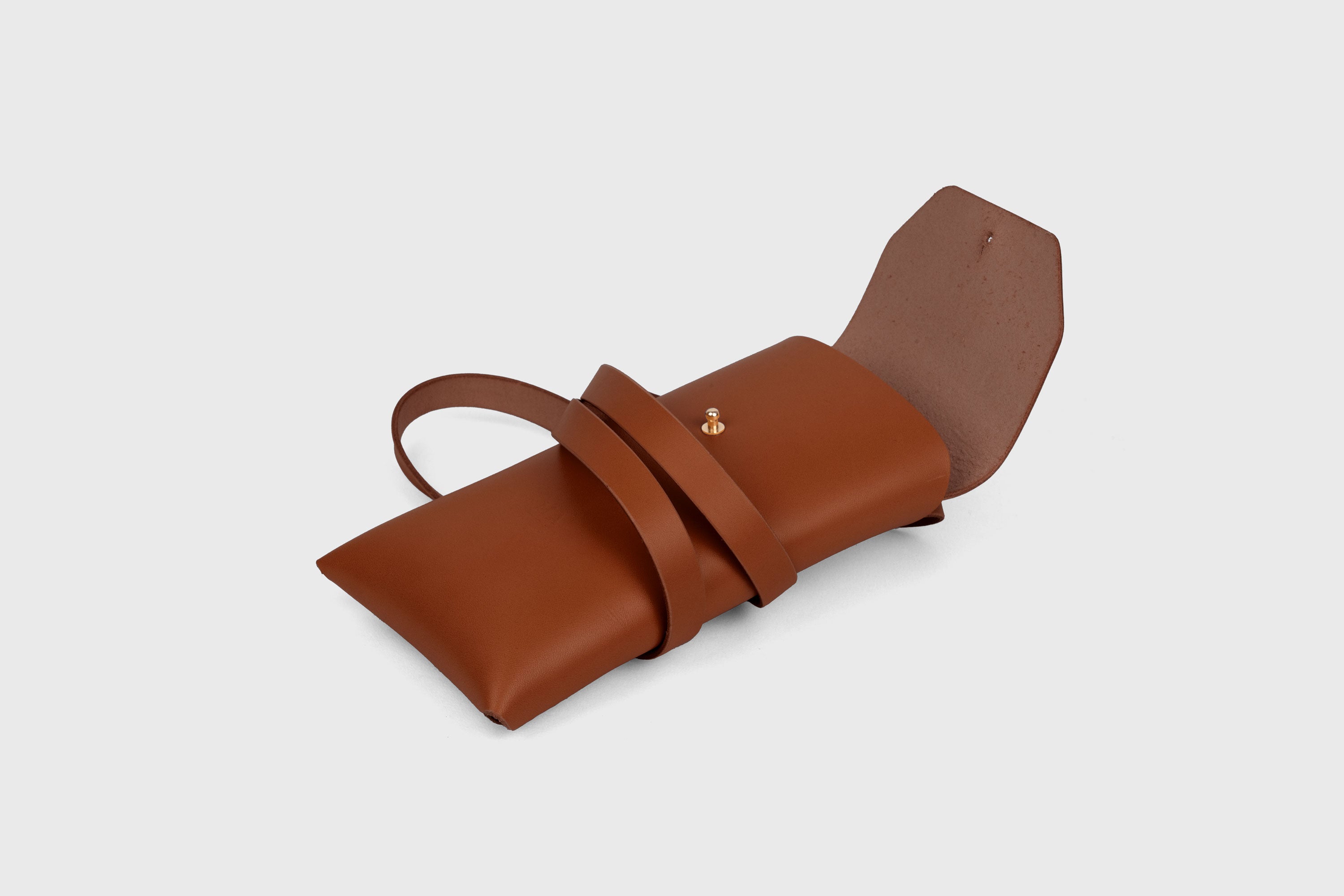 Sling Bag Pouch Leather Dark Brown Color Vegetable Tanned Leather Crossbody Premium Quality Modern Minimalist Independent Designer Atelier Madre Manuel Dreesmann Barcelona Spain