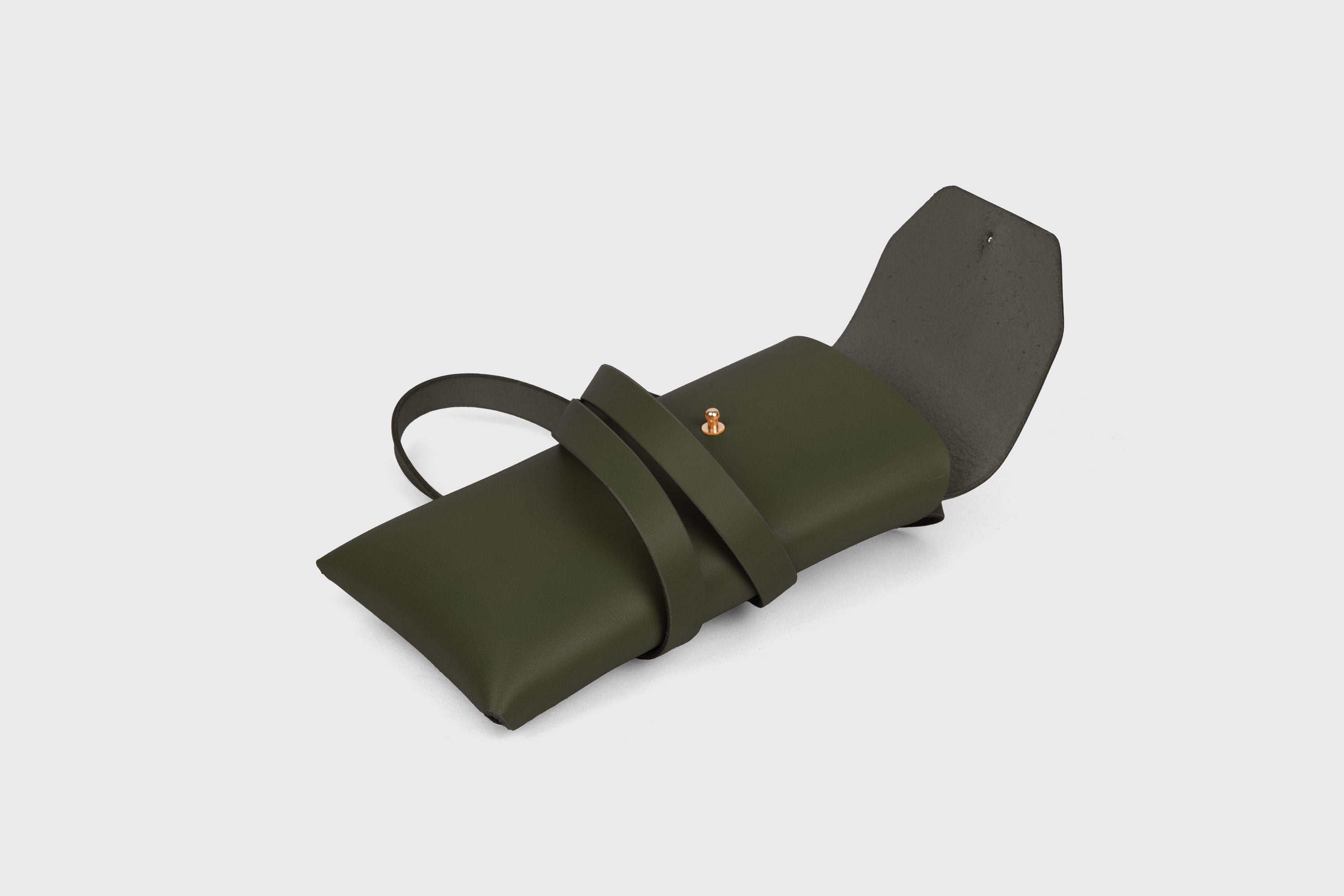 Sling Bag Pouch Leather Olive Green Color Vegetable Tanned Leather Crossbody Premium Quality Modern Minimalist Independent Designer Atelier Madre Manuel Dreesmann Barcelona Spain