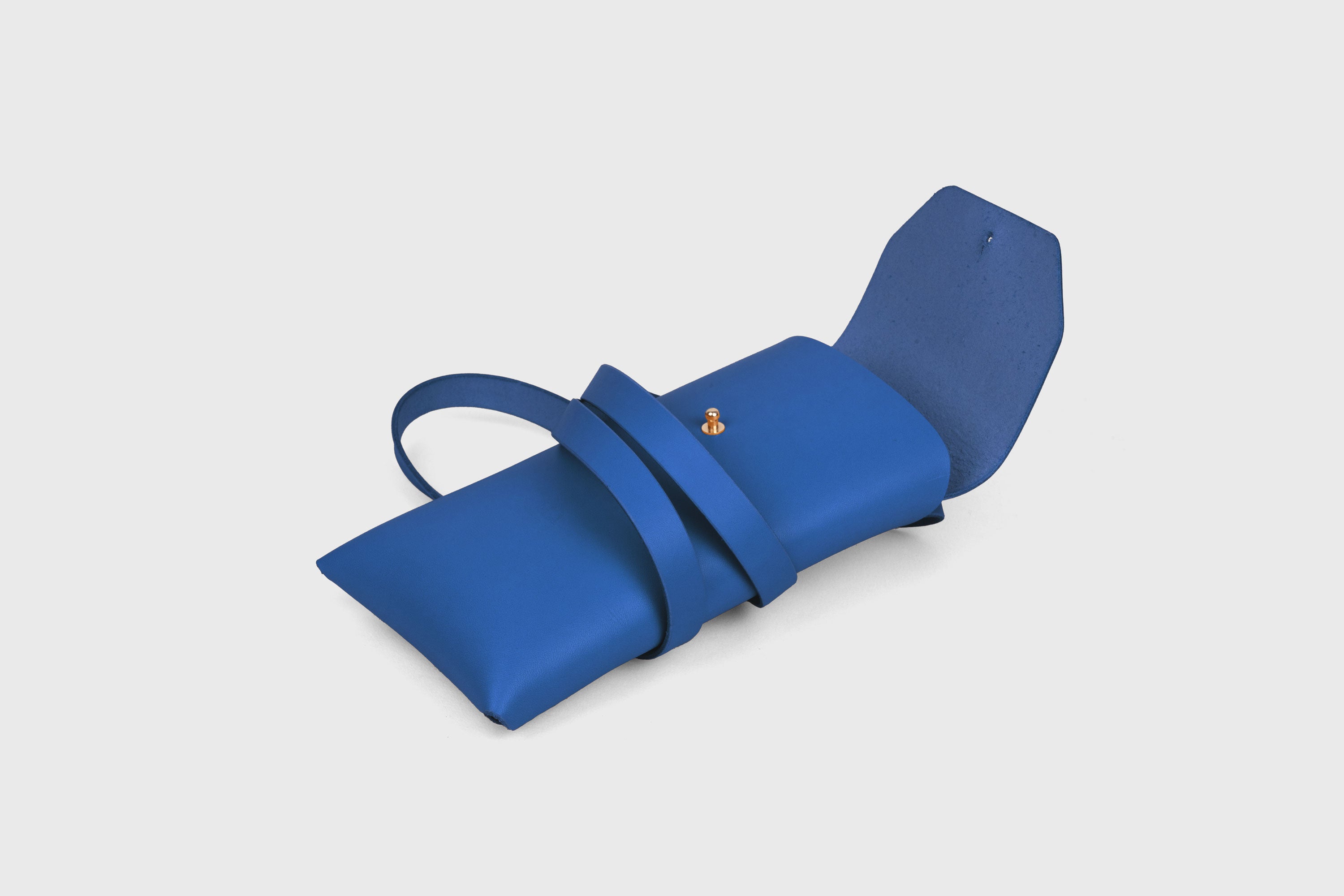 Sling Bag Pouch Leather Royal Blue Color Vegetable Tanned Leather Crossbody Premium Quality Modern Minimalist Independent Designer Atelier Madre Manuel Dreesmann Barcelona Spain