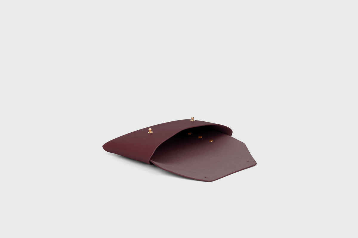 Small leather envelop clutch Burgundy Leather Atelier Madre Manuel Dreesmann Barcelona Spain 4