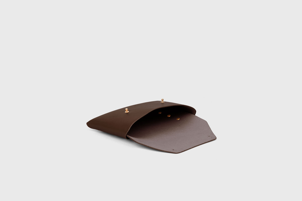 Small leather envelop clutch Chocolate Brown Leather Atelier Madre Manuel Dreesmann Barcelona Spain 4