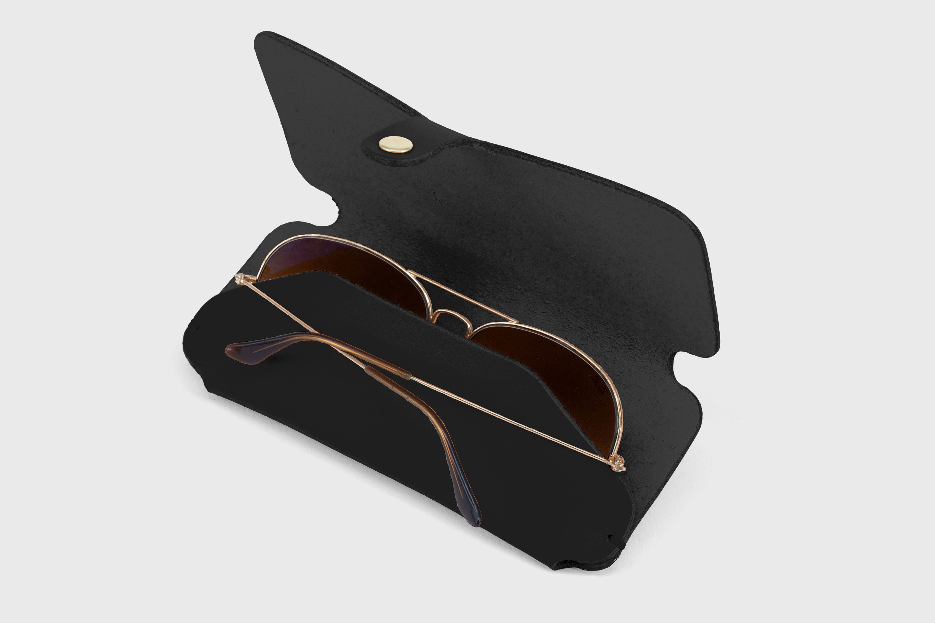 Glasses and Sunglasses Case Sleeve Black Color Leather Minimalistic Design Premium Quality Vegetable Tanned Leather Atelier Madre Manuel Dreesmann Barcelona Spain