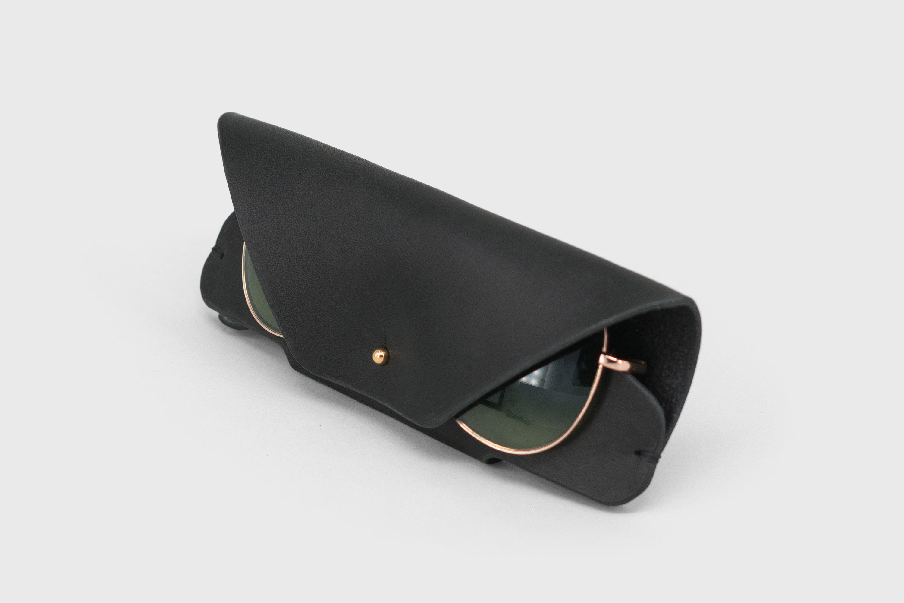 Sunglasses Case Leather Glasses Black Full Grain Vachetta Vegetable Tanned Leather Minimal Modern Design Premium Quality Luxury Handcrafted Atelier Madre Manuel Dreesmann Barcelona