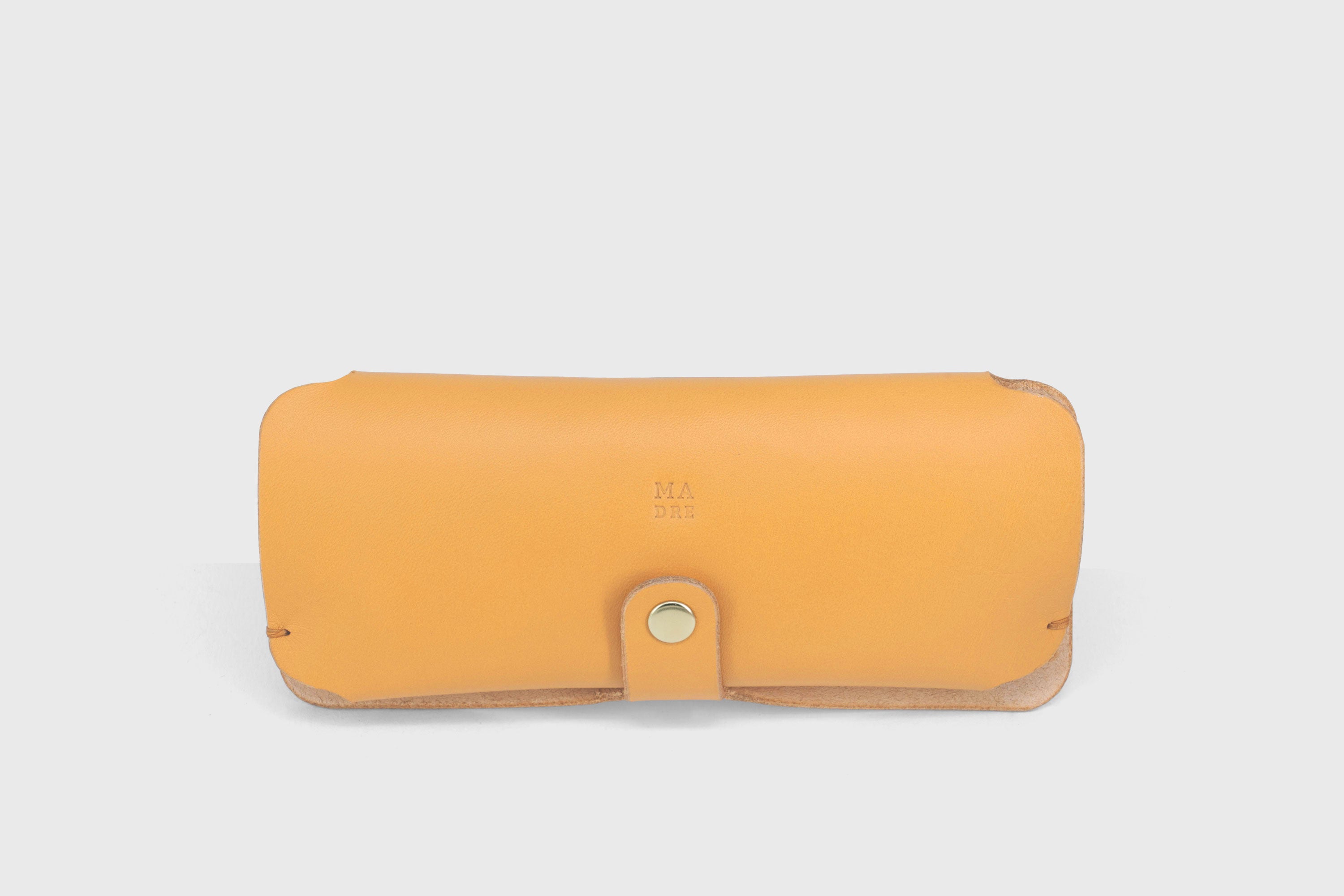 Glasses and Sunglasses Case Sleeve Brown Color Leather Minimalistic Design Premium Quality Vegetable Tanned Leather Atelier Madre Manuel Dreesmann Barcelona Spain