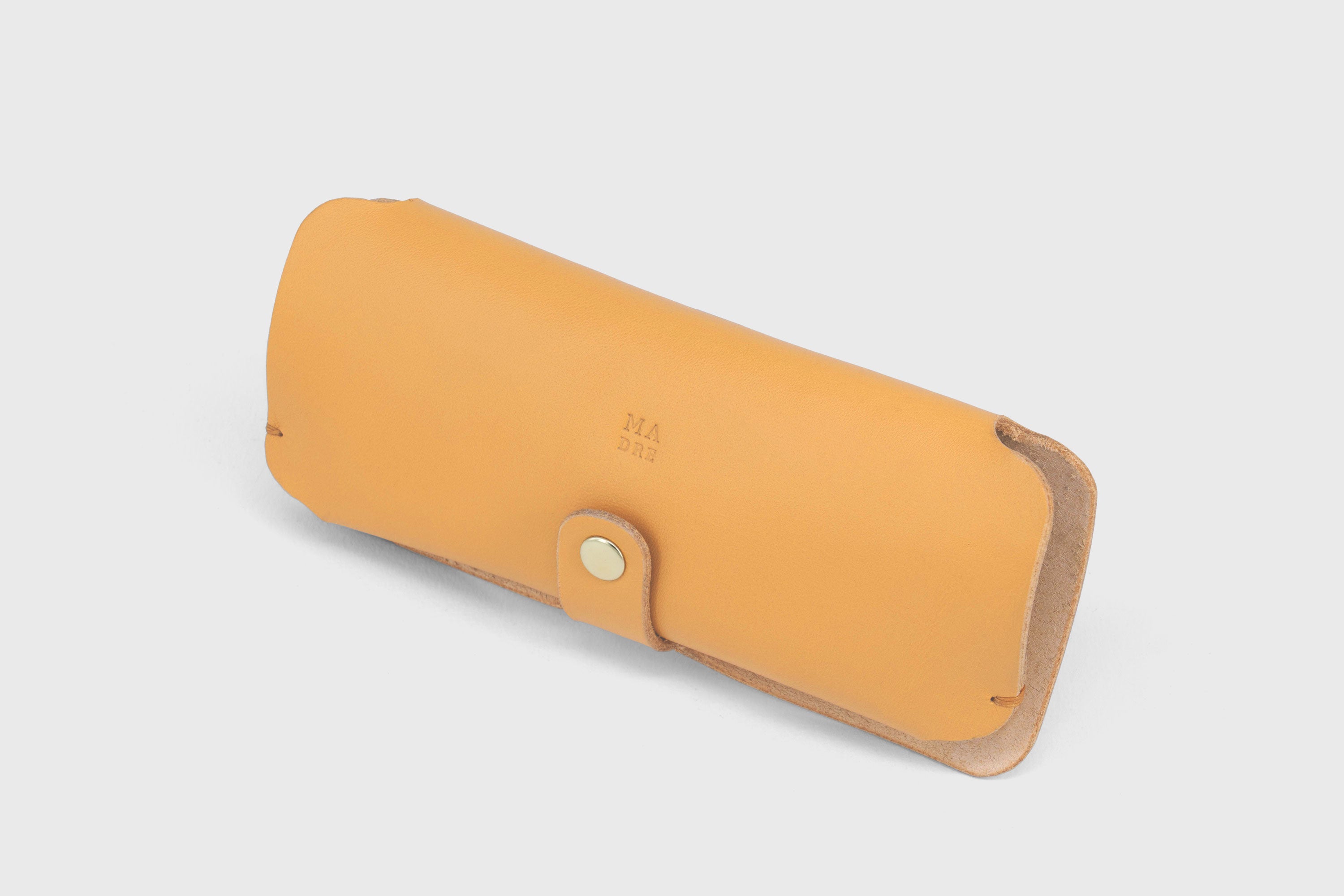 Glasses and Sunglasses Case Sleeve Brown Color Leather Minimalistic Design Premium Quality Vegetable Tanned Leather Atelier Madre Manuel Dreesmann Barcelona Spain