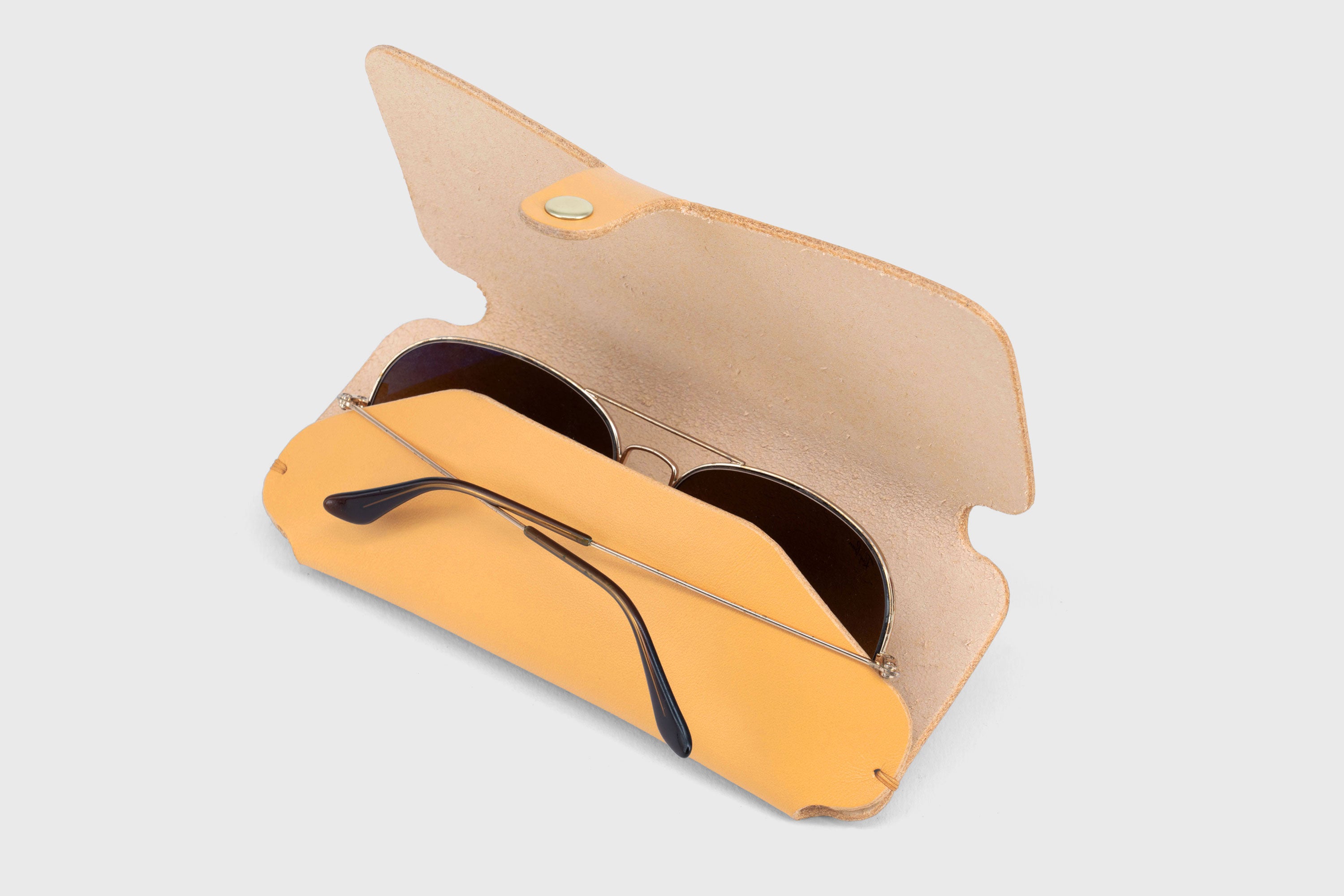 Glasses and Sunglasses Case Sleeve Brown Color Leather Minimalistic Design Premium Quality Vegetable Tanned Leather Atelier Madre Manuel Dreesmann Barcelona Spain