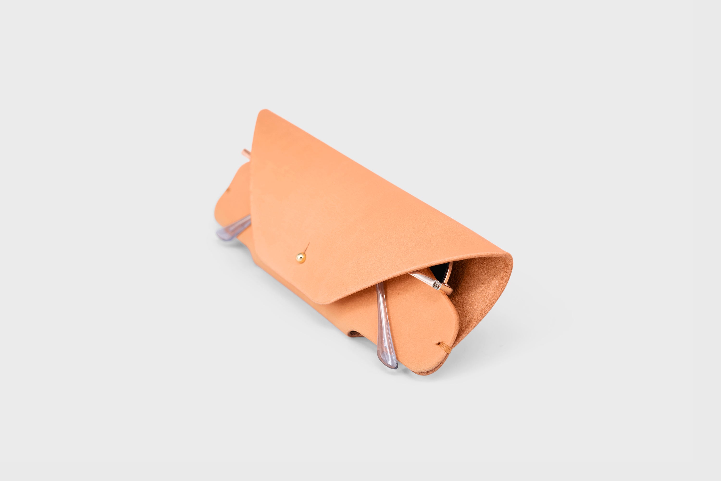 Sunglasses Case Leather Glasses Brown Full Grain Vachetta Vegetable Tanned Leather Minimal Modern Design Premium Quality Luxury Handcrafted Atelier Madre Manuel Dreesmann Barcelona