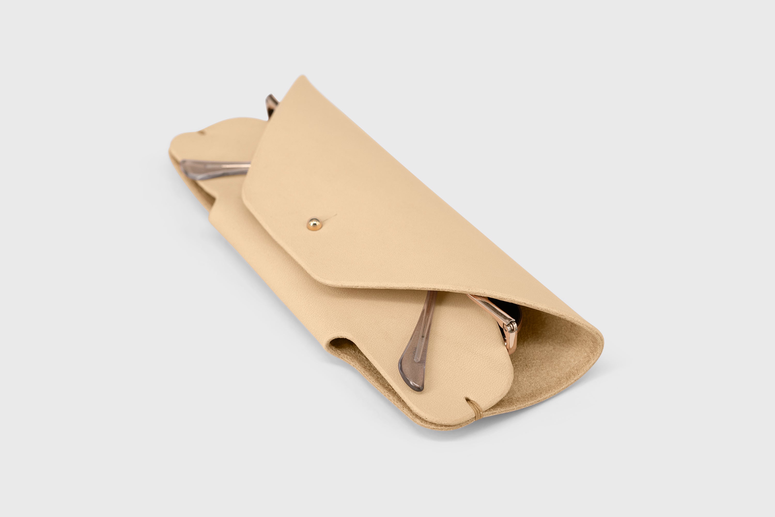 Sunglasses Case Leather Glasses Natural Full Grain Vachetta Vegetable Tanned Leather Minimal Modern Design Premium Quality Luxury Handcrafted Atelier Madre Manuel Dreesmann Barcelona