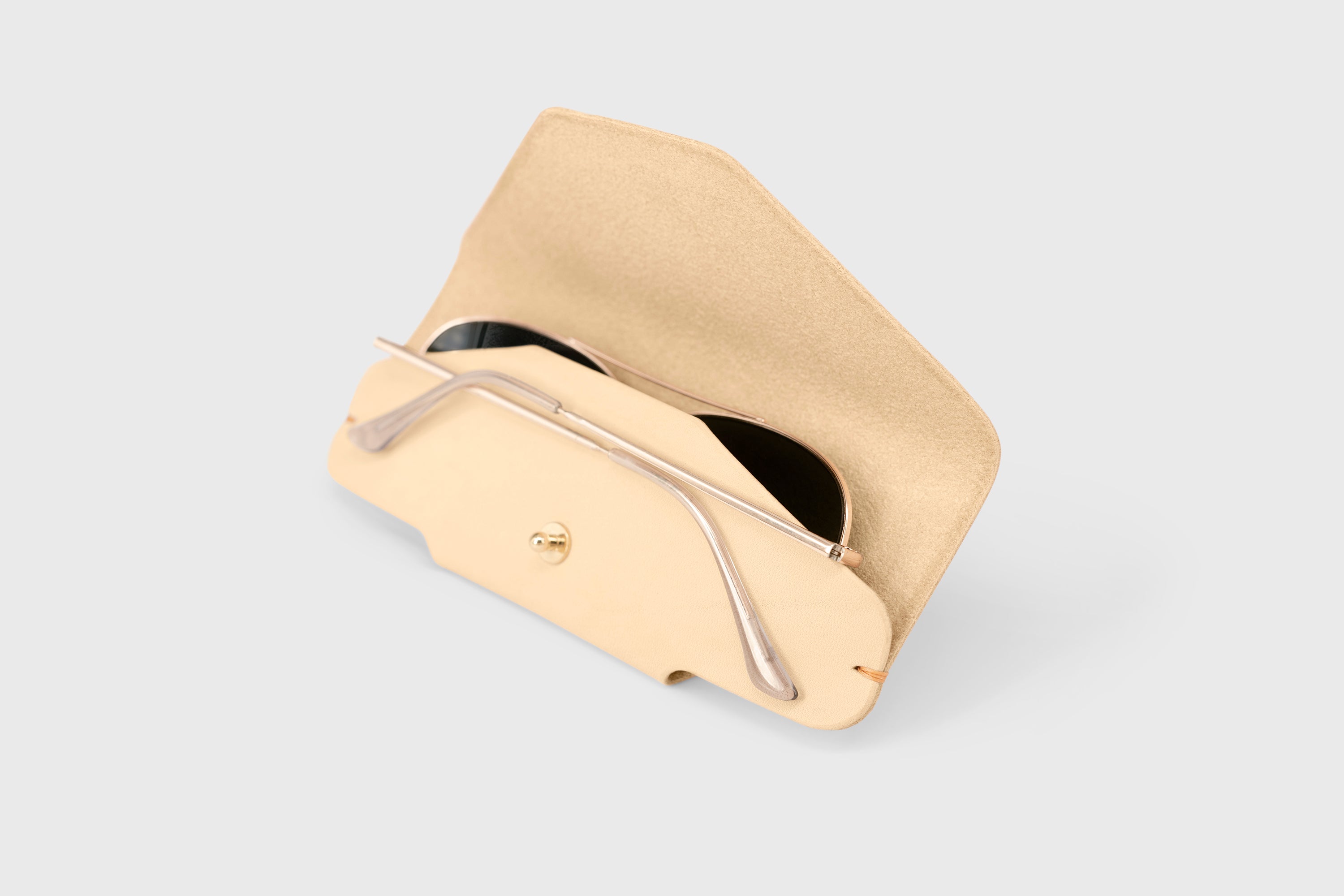 Sunglasses Case Leather Glasses Natural Full Grain Vachetta Vegetable Tanned Leather Minimal Modern Design Premium Quality Luxury Handcrafted Atelier Madre Manuel Dreesmann Barcelona