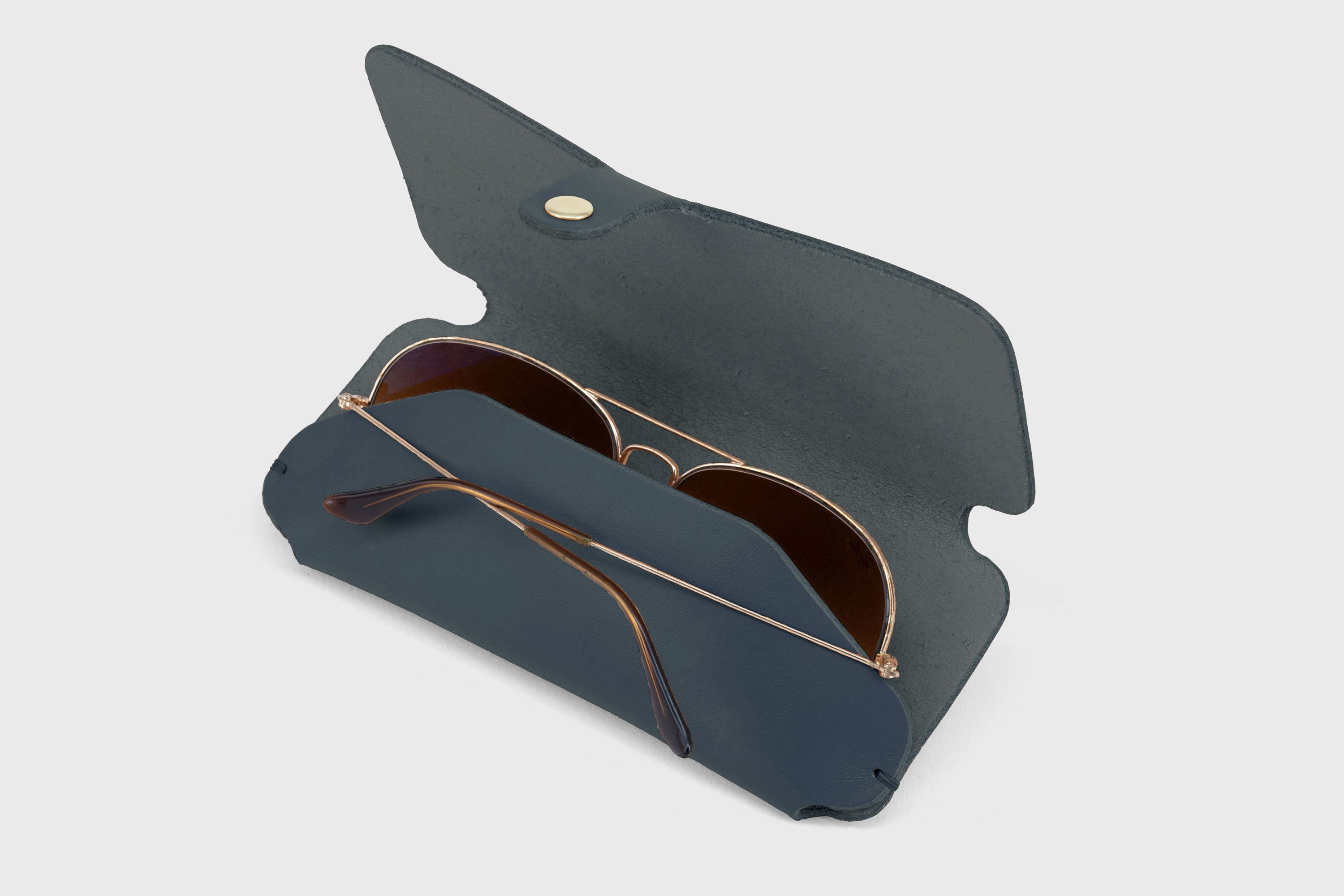 Glasses and Sunglasses Case Sleeve Marine Blue Leather Minimalistic Design Premium Quality Vegetable Tanned Leather Atelier Madre Manuel Dreesmann Barcelona Spain