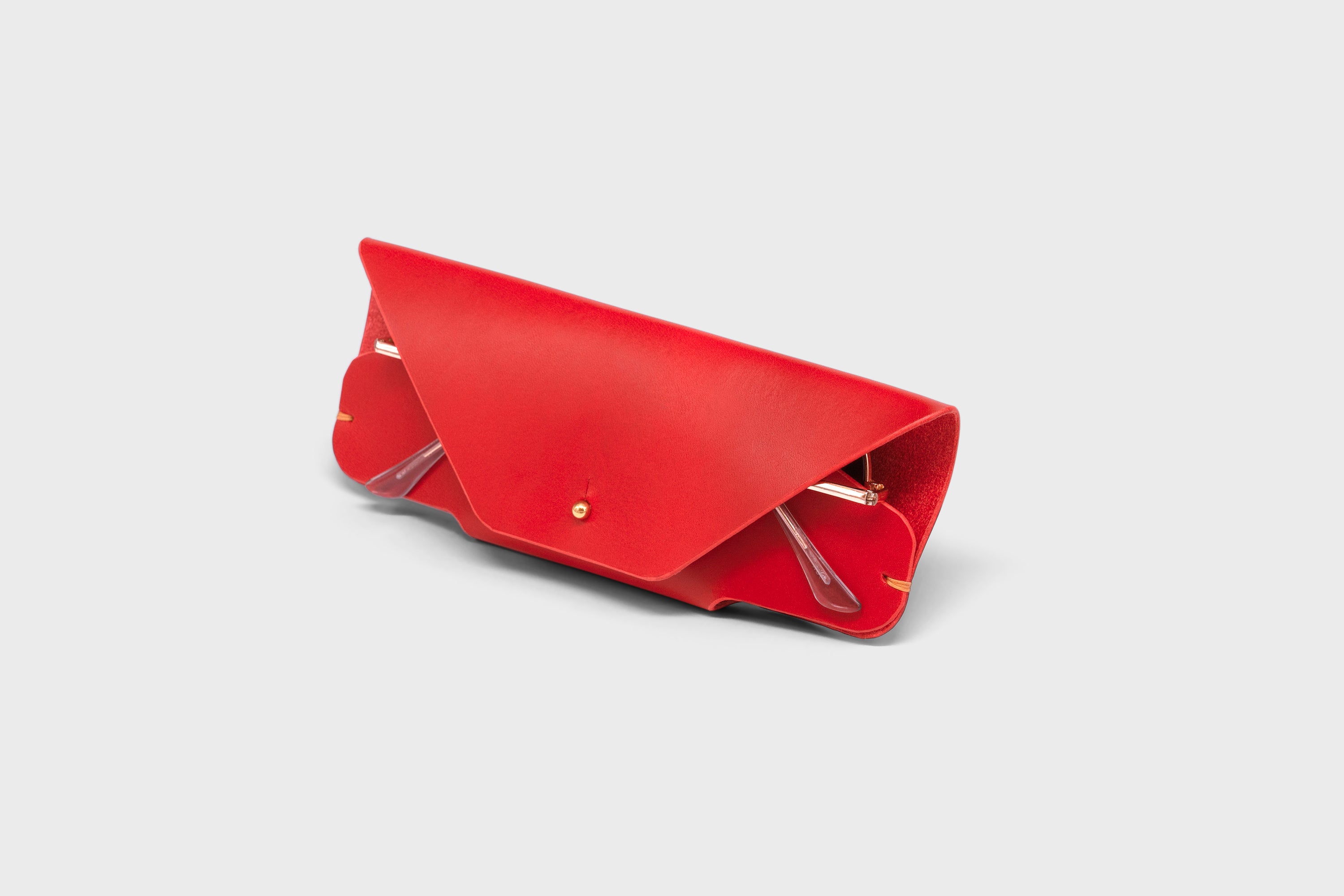 Sunglasses Case Leather Glasses Red Full Grain Vachetta Vegetable Tanned Leather Minimal Modern Design Premium Quality Luxury Handcrafted Atelier Madre Manuel Dreesmann Barcelona