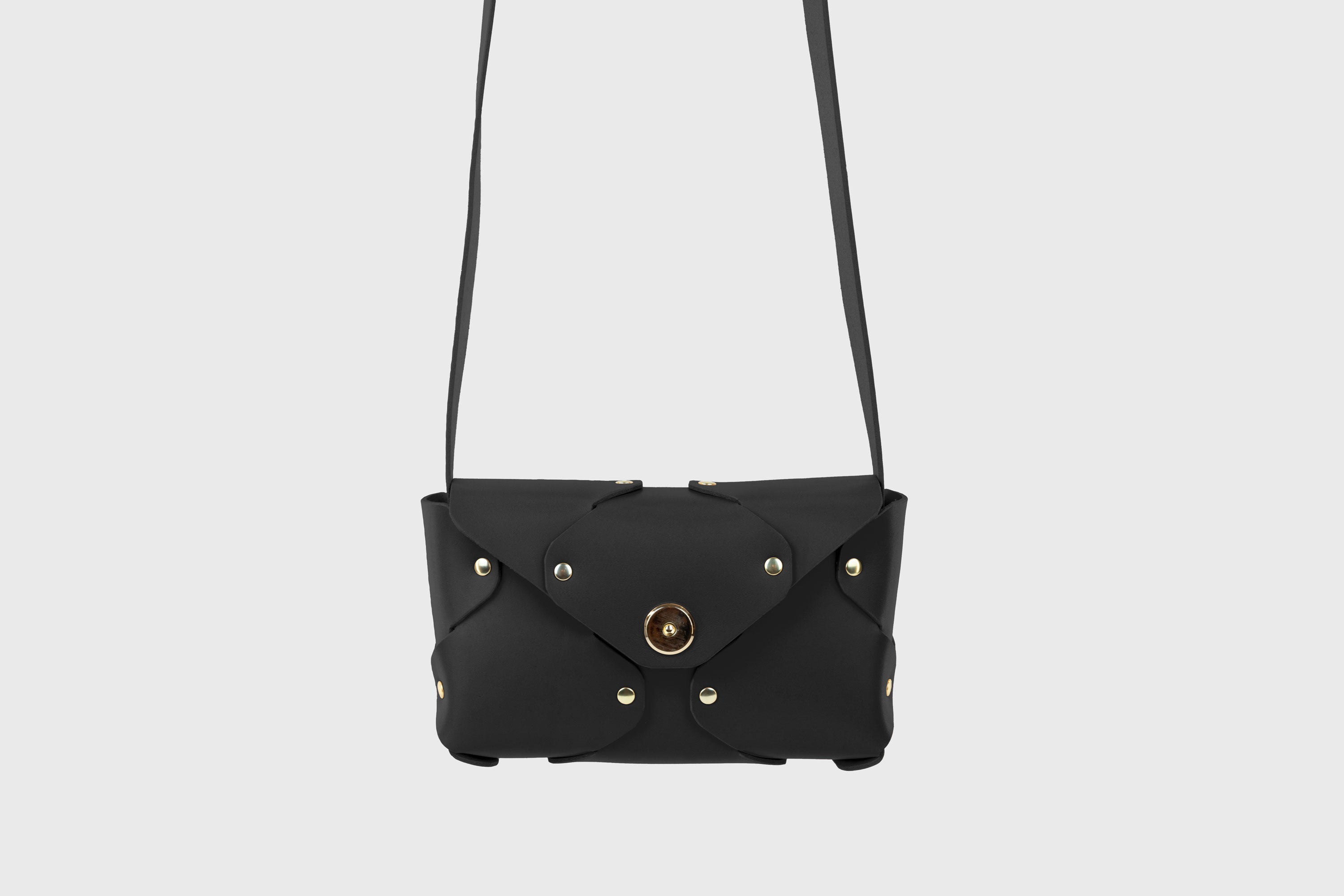 Tamara Bag Black Color Leather Vegetable Tanned Leather Minimalist Modern Design Rivets Brass Premium Shoulderbag Atelier Madre Manuel Dreesmann Barcelona Spain