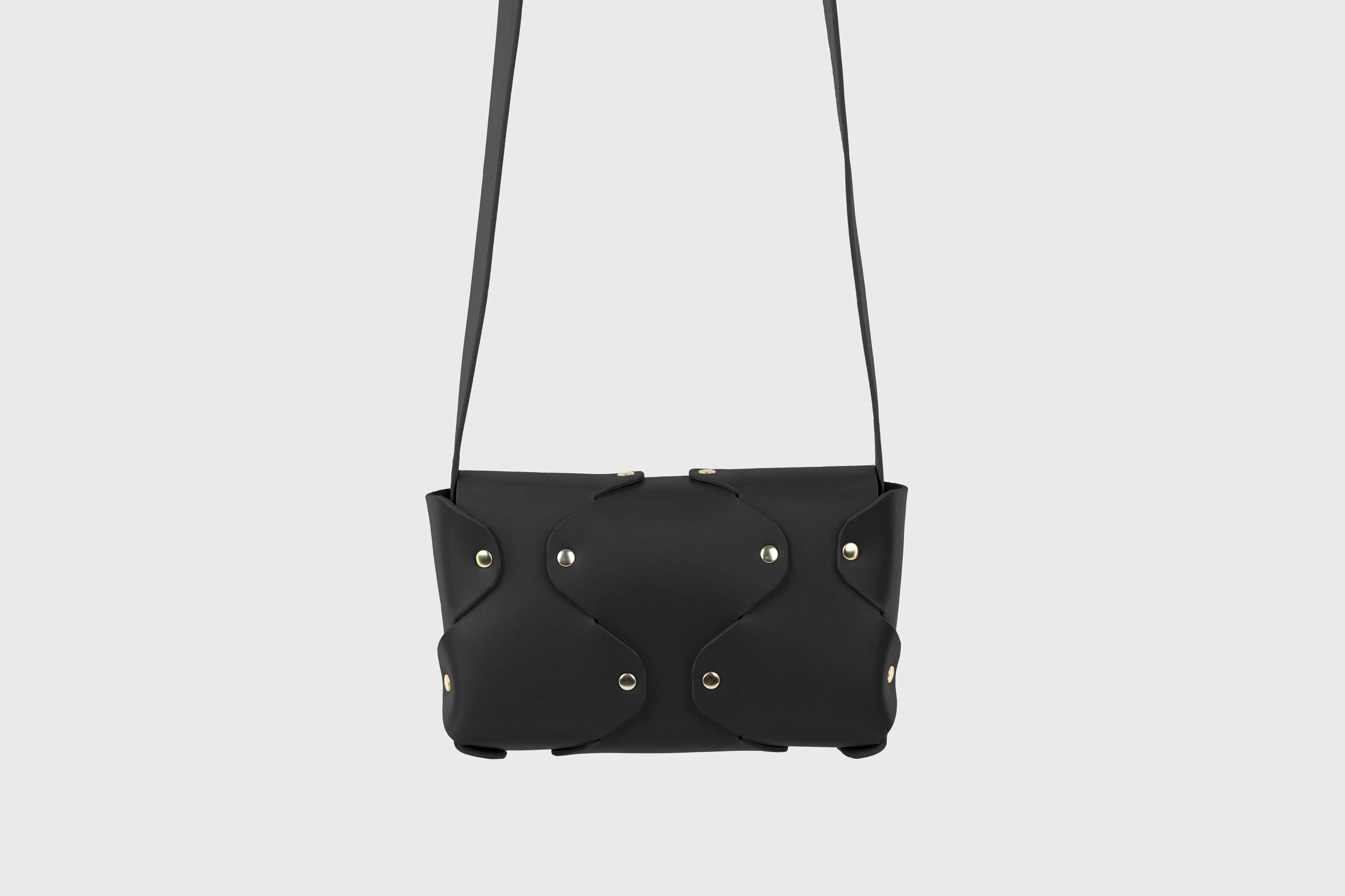 Tamara Bag Black Color Leather Vegetable Tanned Leather Minimalist Modern Design Rivets Brass Premium Shoulderbag Atelier Madre Manuel Dreesmann Barcelona Spain