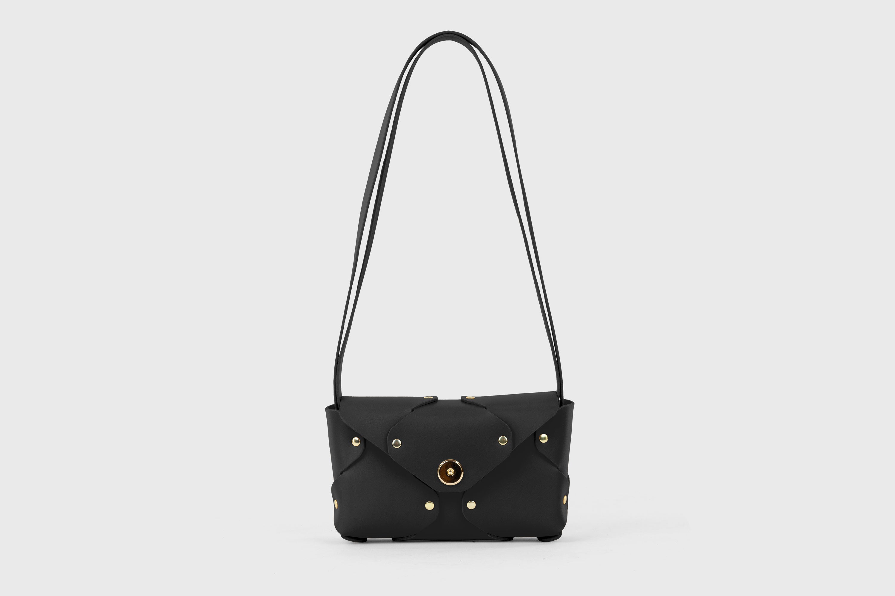 Tamara Bag Black Color Leather Vegetable Tanned Leather Minimalist Modern Design Rivets Brass Premium Shoulderbag Atelier Madre Manuel Dreesmann Barcelona Spain