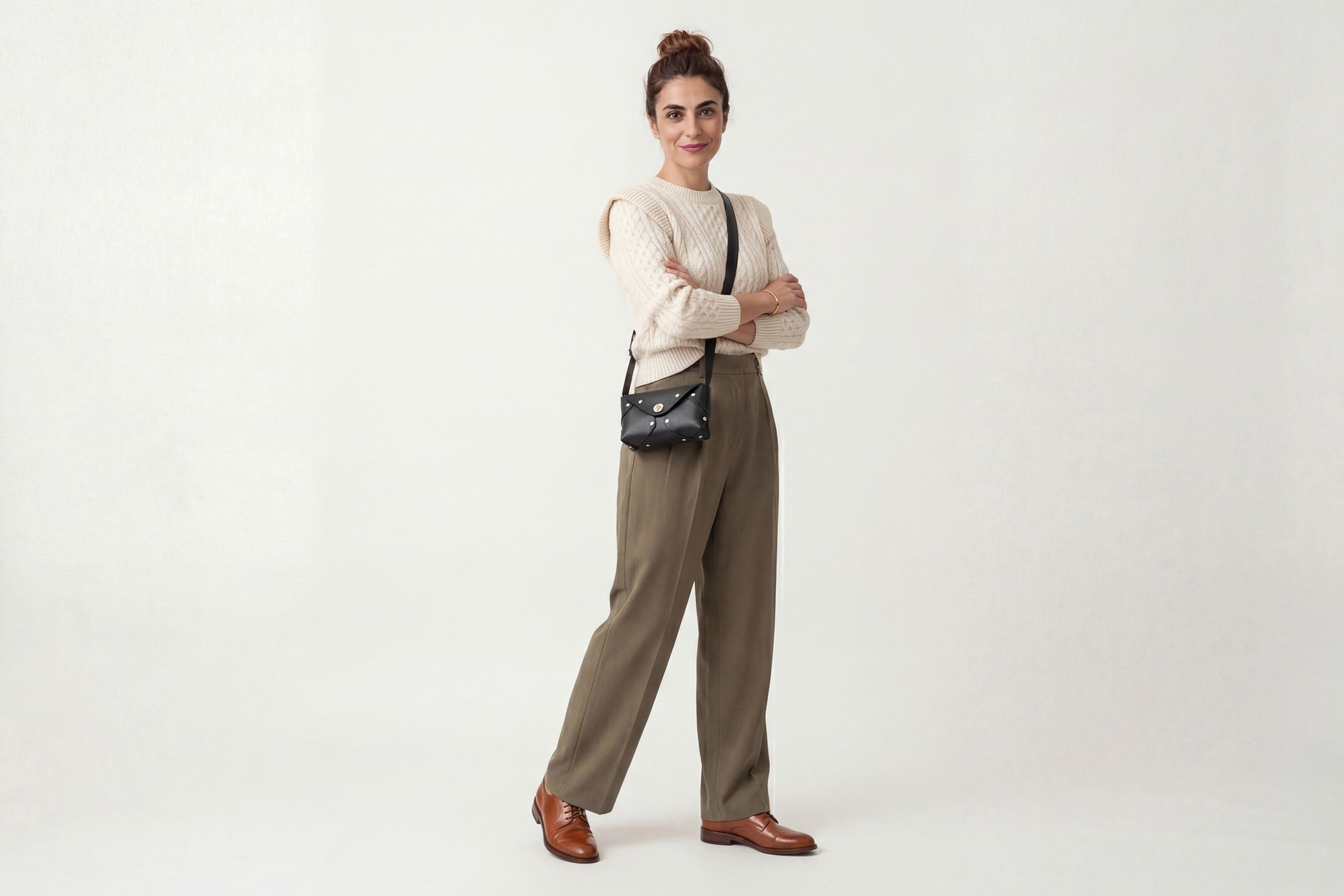 Tamara Bag Black Color On A Woman Model Leather Vegetable Tanned Leather Minimalist Modern Design Rivets Brass Premium Shoulderbag Atelier Madre Manuel Dreesmann Barcelona Spain