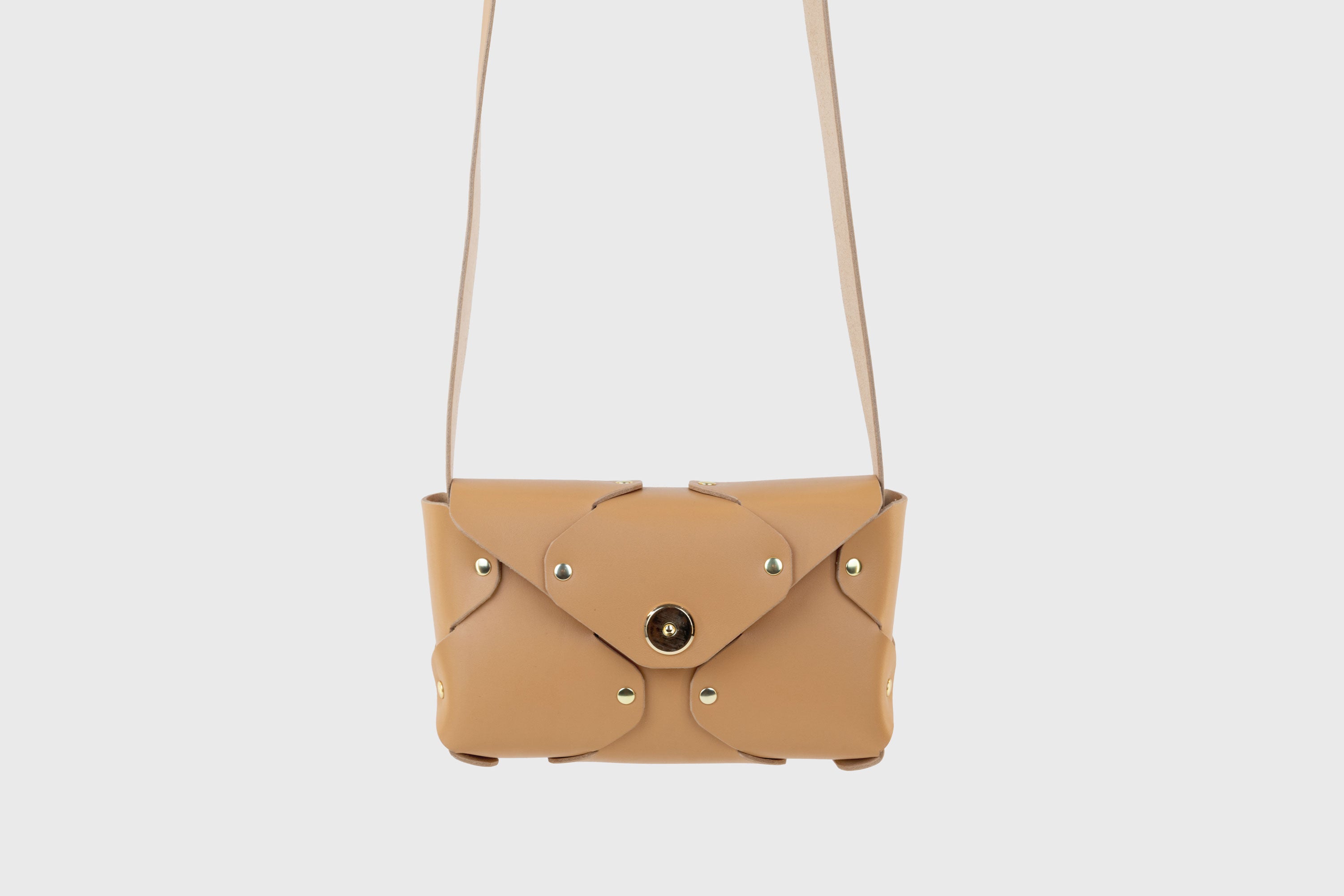 Tamara Bag Brown Color Leather Vegetable Tanned Leather Minimalist Modern Design Rivets Brass Premium Shoulderbag Atelier Madre Manuel Dreesmann Barcelona Spain