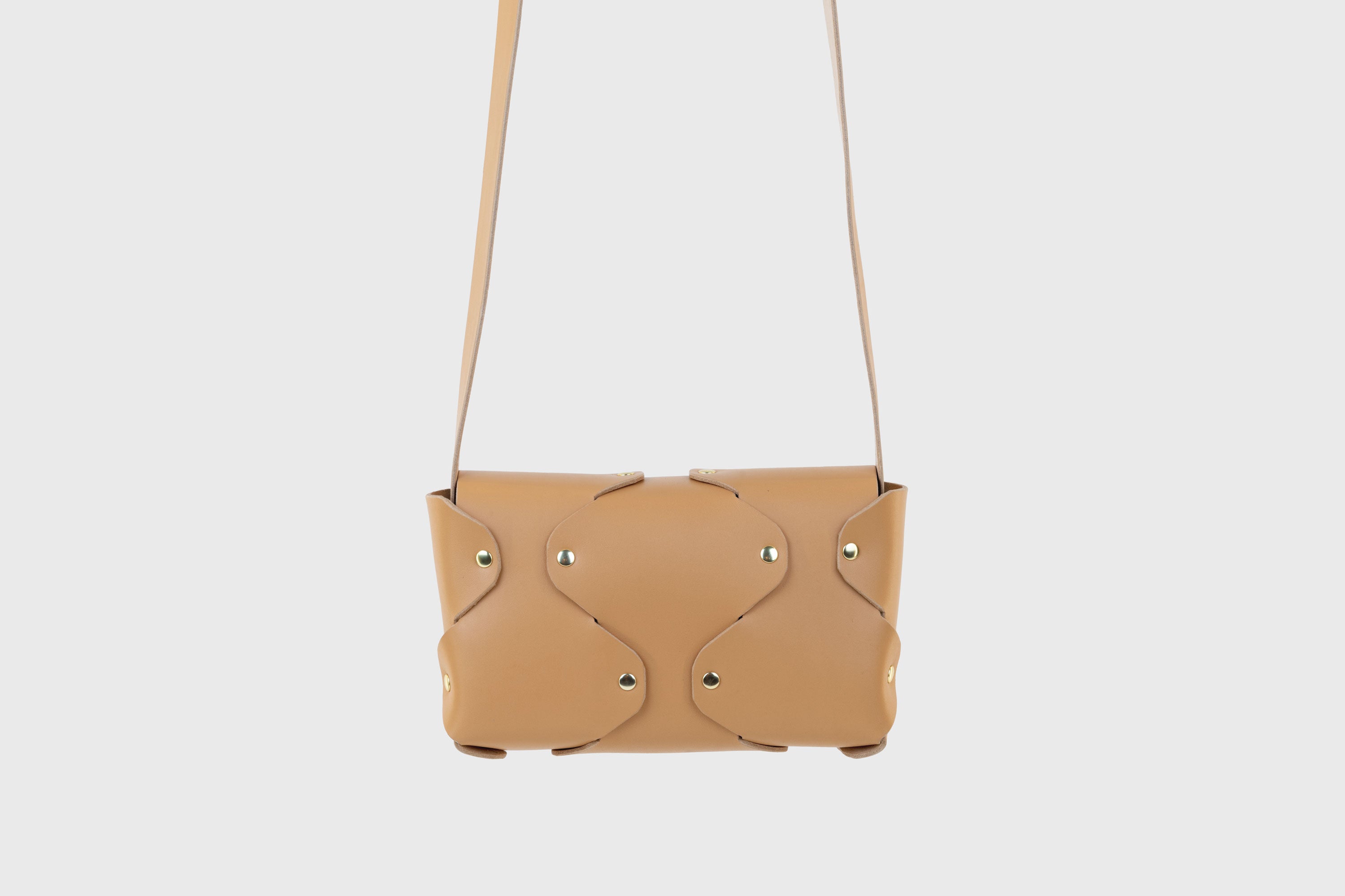 Tamara Bag Brown Color Leather Vegetable Tanned Leather Minimalist Modern Design Rivets Brass Premium Shoulderbag Atelier Madre Manuel Dreesmann Barcelona Spain