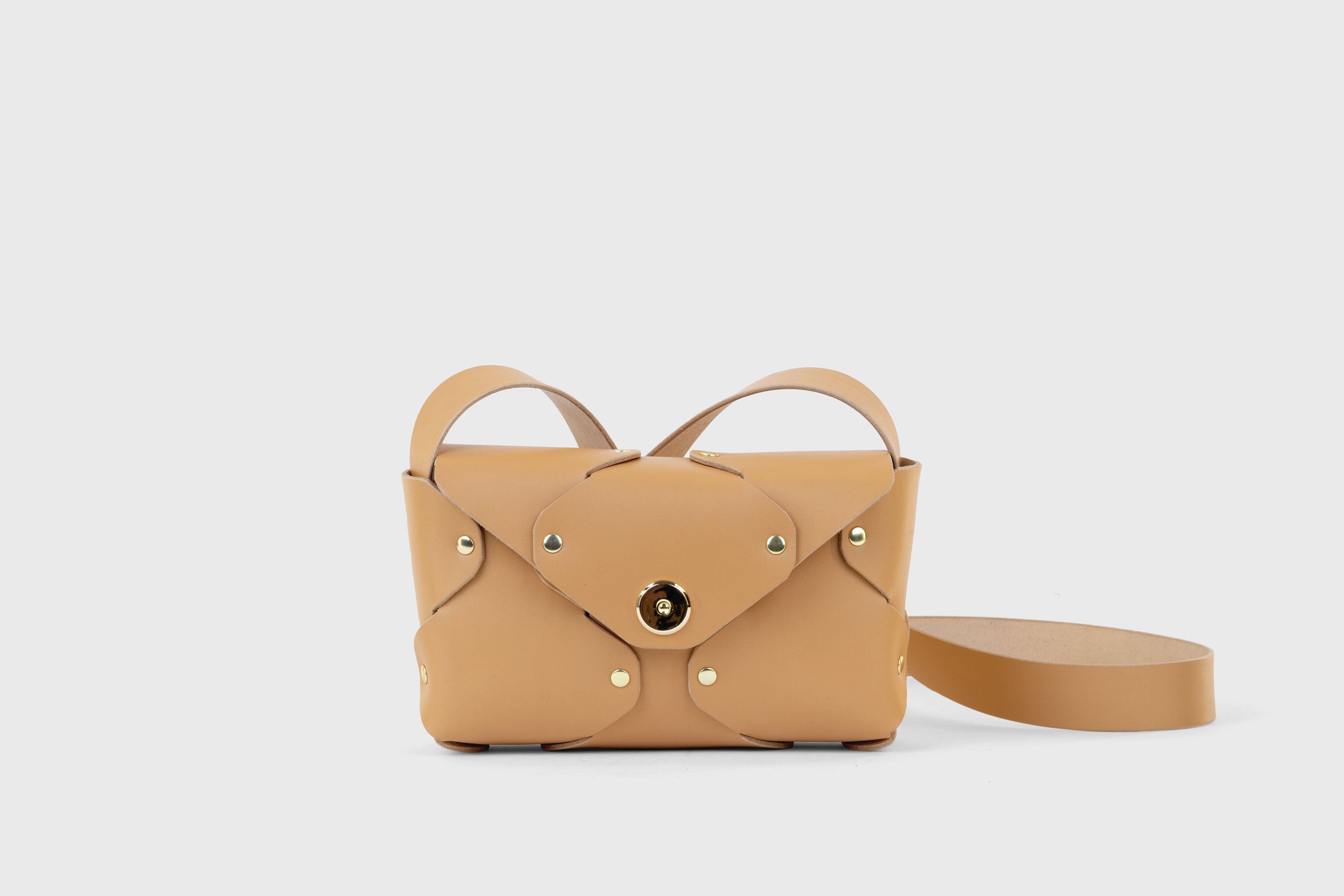 Tamara Bag Brown Color Leather Vegetable Tanned Leather Minimalist Modern Design Rivets Brass Premium Shoulderbag Atelier Madre Manuel Dreesmann Barcelona Spain