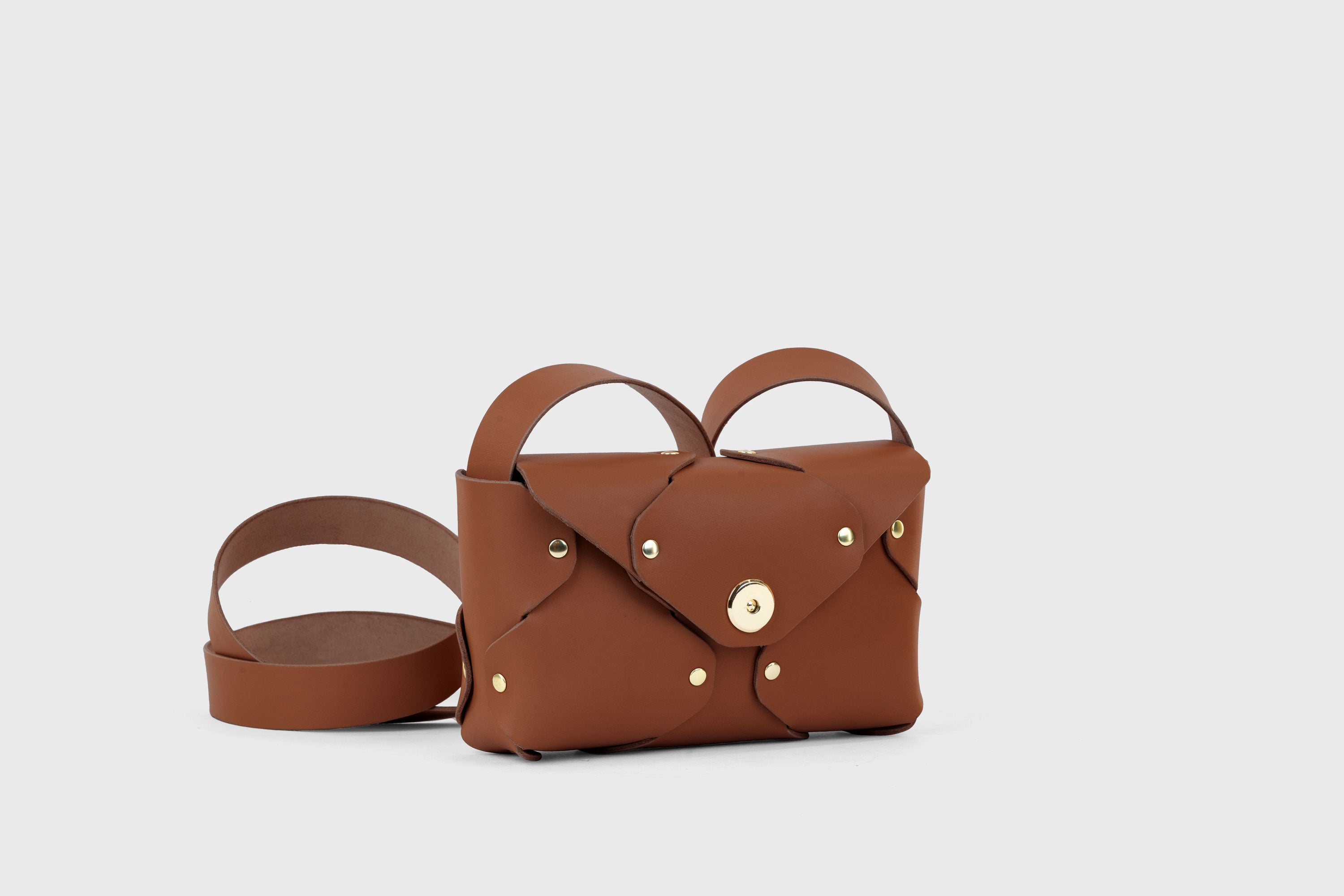 Tamara Bag Dark Brown Color Leather Vegetable Tanned Leather Minimalist Modern Design Rivets Brass Premium Shoulderbag Atelier Madre Manuel Dreesmann Barcelona Spain