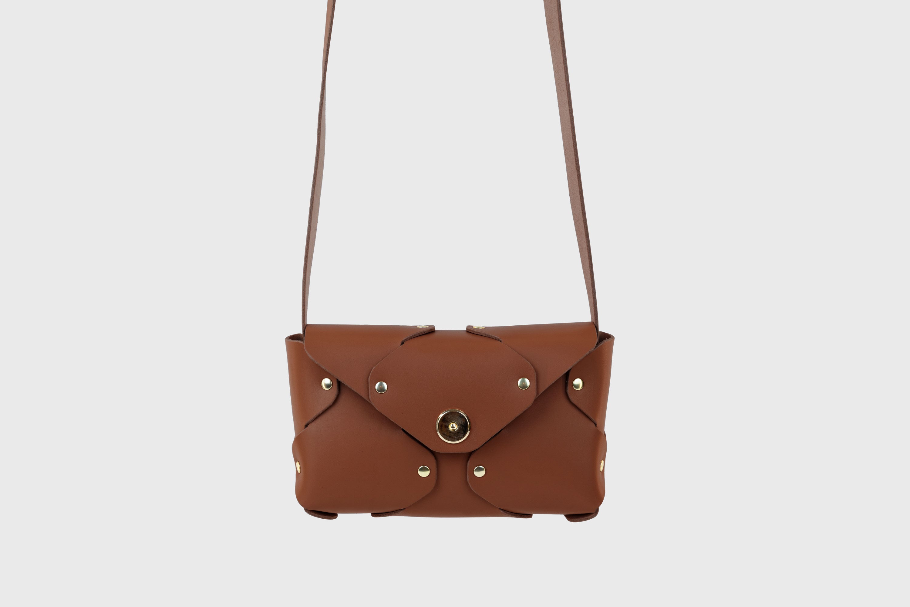 Tamara Bag Dark Brown Color Leather Vegetable Tanned Leather Minimalist Modern Design Rivets Brass Premium Shoulderbag Atelier Madre Manuel Dreesmann Barcelona Spain