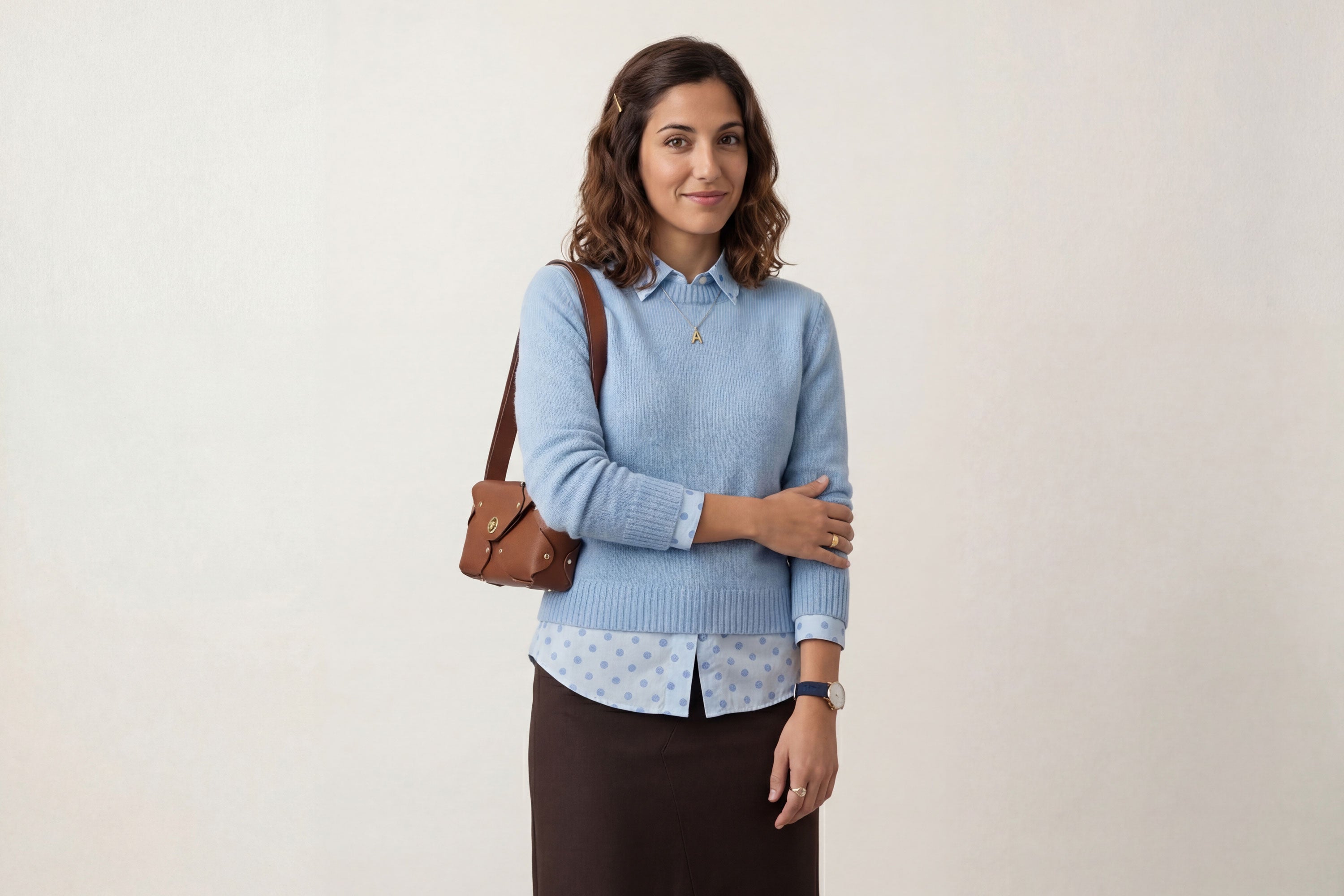 Tamara Bag Dark Brown Color On A Woman Model Leather Vegetable Tanned Leather Minimalist Modern Design Rivets Brass Premium Shoulderbag Atelier Madre Manuel Dreesmann Barcelona Spain