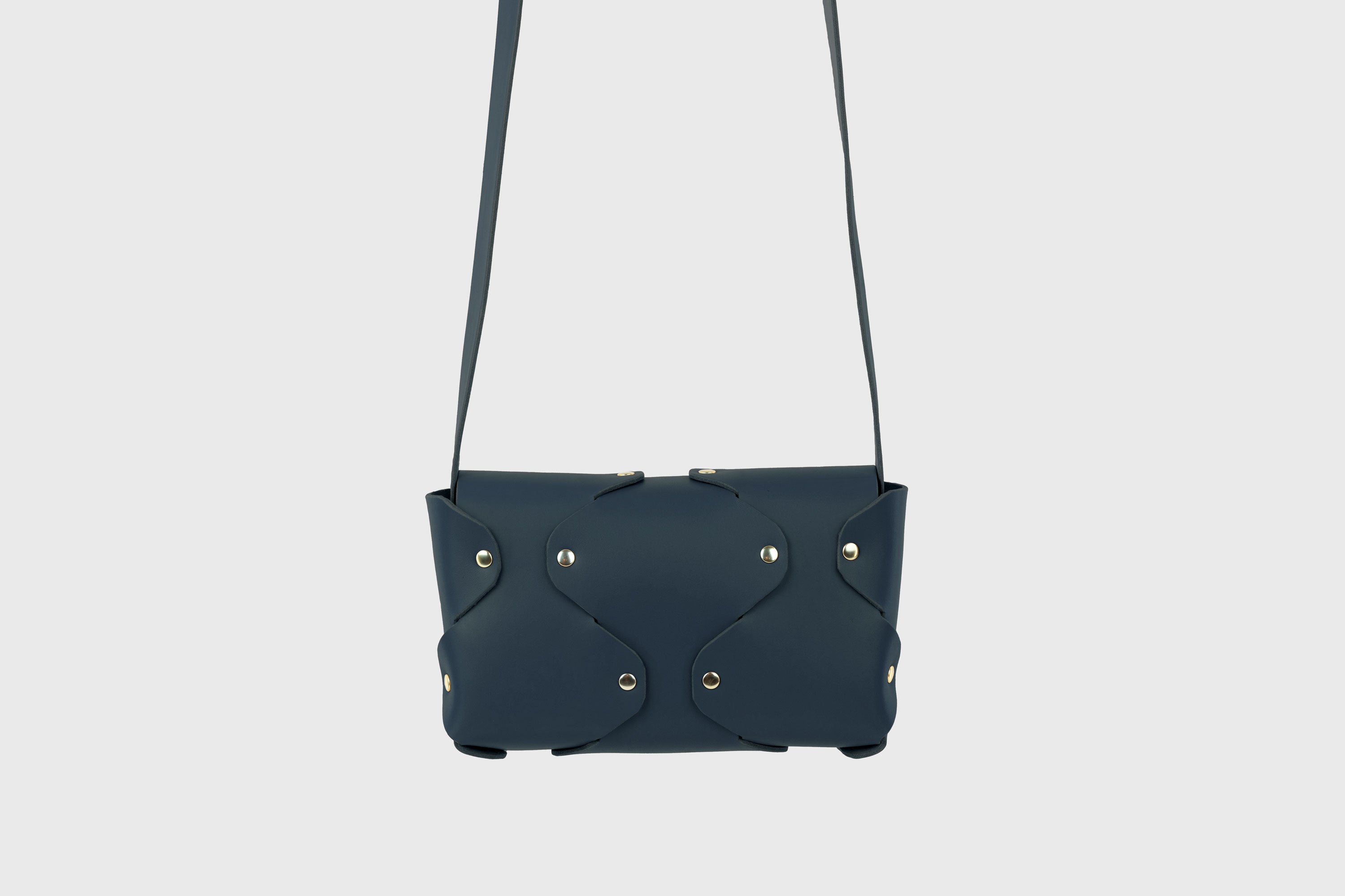 Tamara Bag Marine Blue Color Leather Vegetable Tanned Leather Minimalist Modern Design Rivets Brass Premium Shoulderbag Atelier Madre Manuel Dreesmann Barcelona Spain